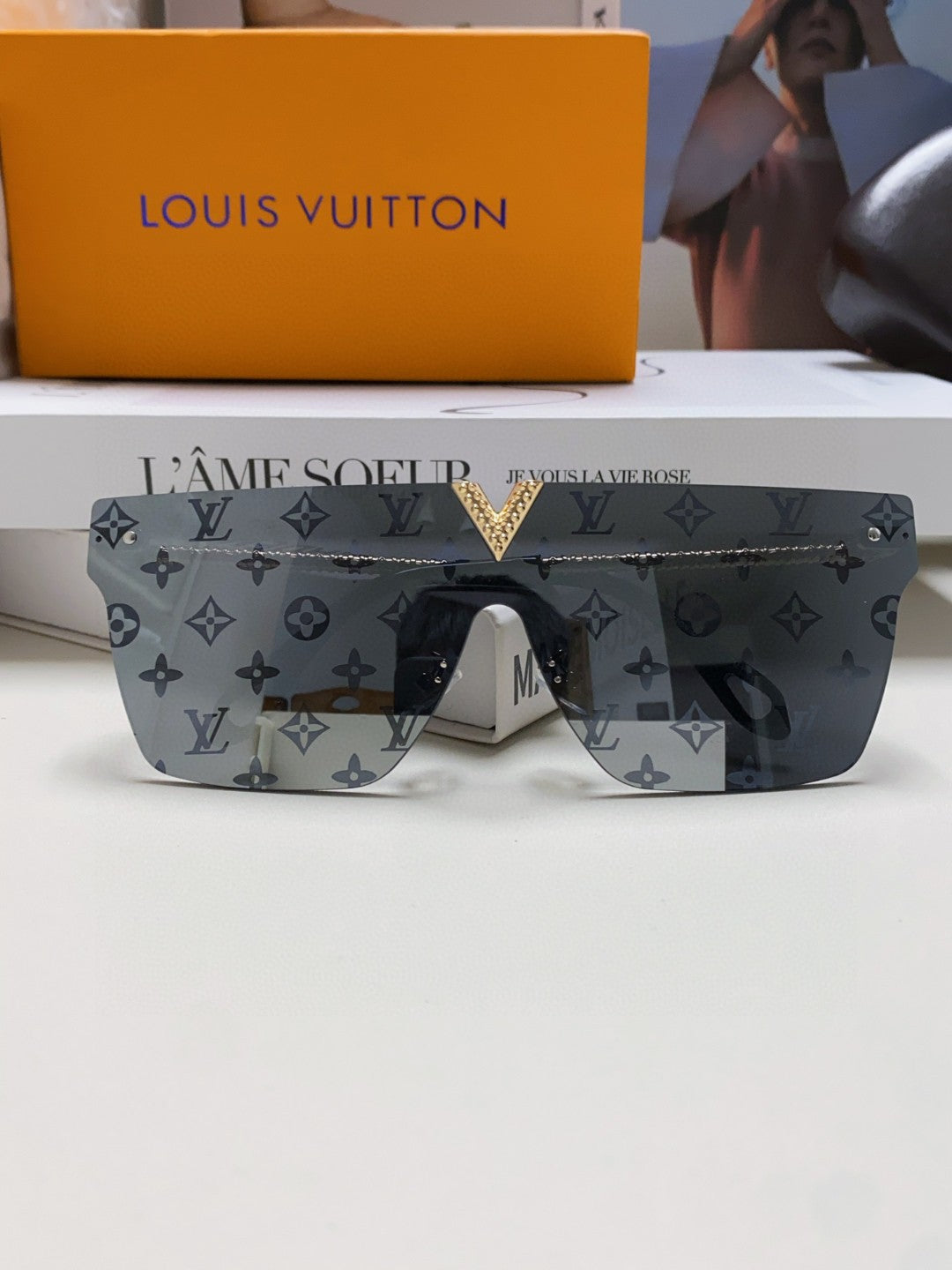 LOUIS VUITTON SQUARE SUNGLASSES 581371 IN GOLD METAL MONOGRAM ON LENS