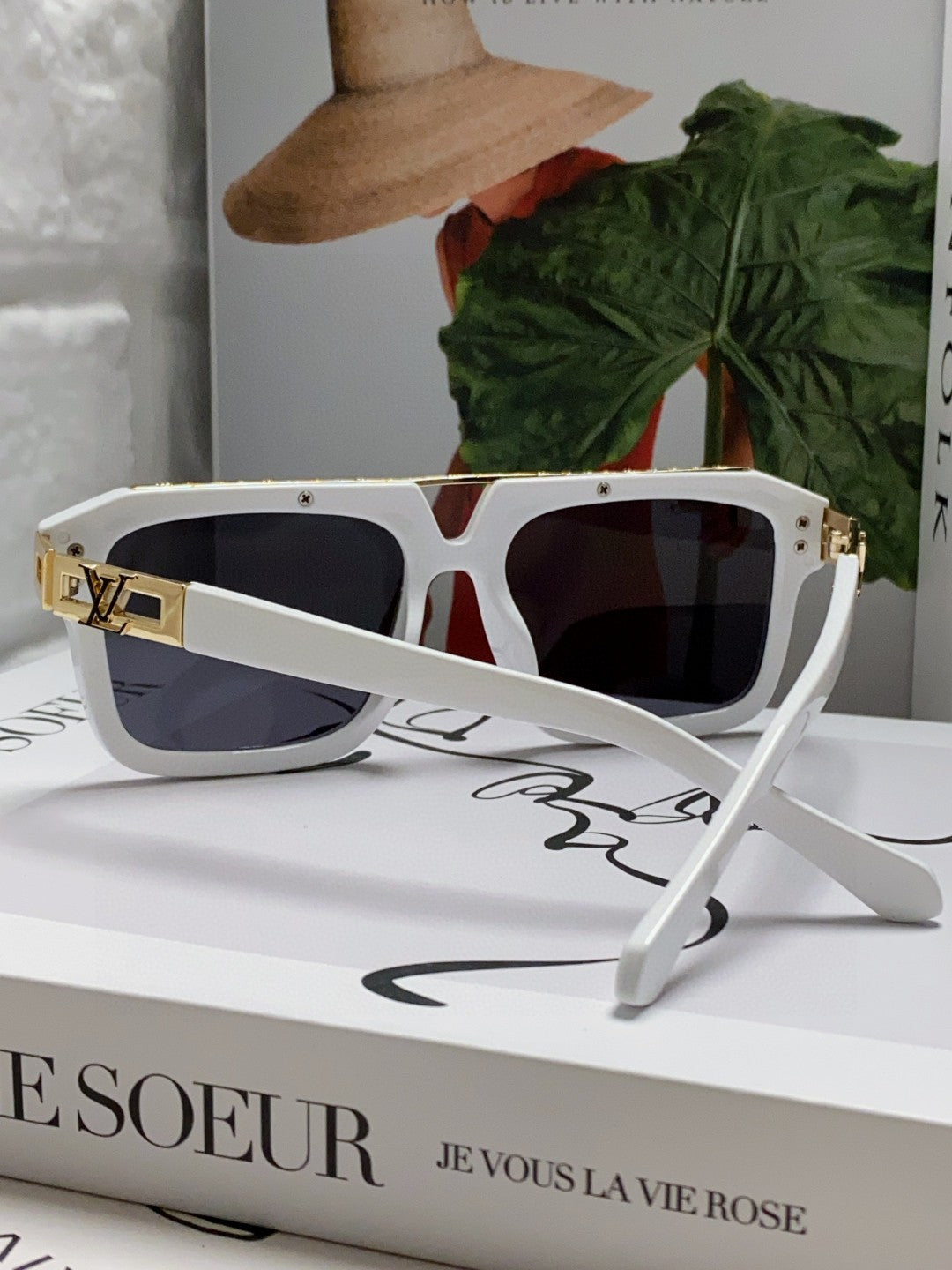 LOUIS VUITTON MASCOT PILOT SQUARE SUNGLASSES 581377 IN WHTIE ACETATE GOLD METAL