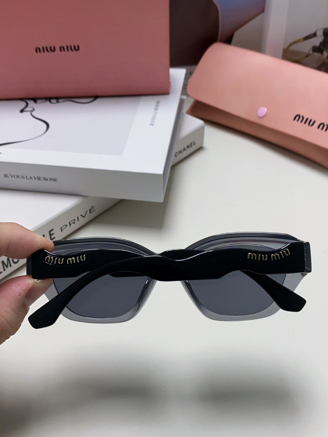 MIU MIU LOGO CAT EYE SUNGLASSES 513006 IN BLACK AND GREY CLEAR ACETATE WAVY FRAME