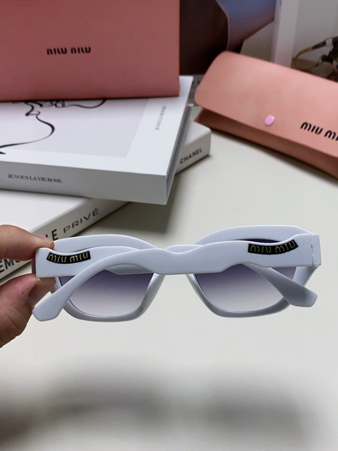 MIU MIU LOGO CAT EYE SUNGLASSES 513007 IN WHITE ACETATE WAVY FRAME