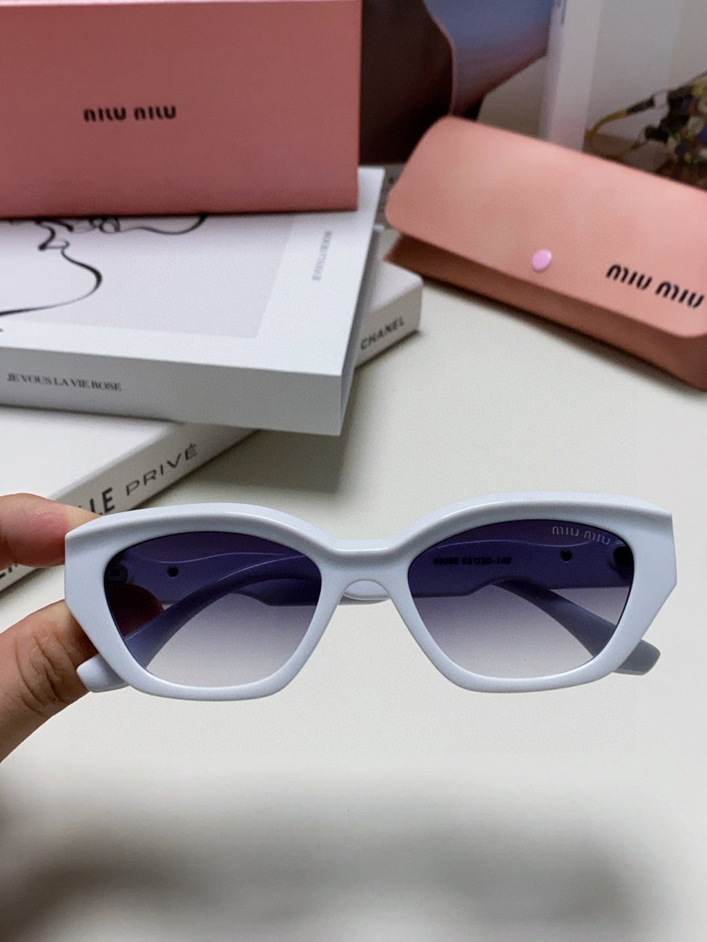 MIU MIU LOGO CAT EYE SUNGLASSES 513007 IN WHITE ACETATE WAVY FRAME