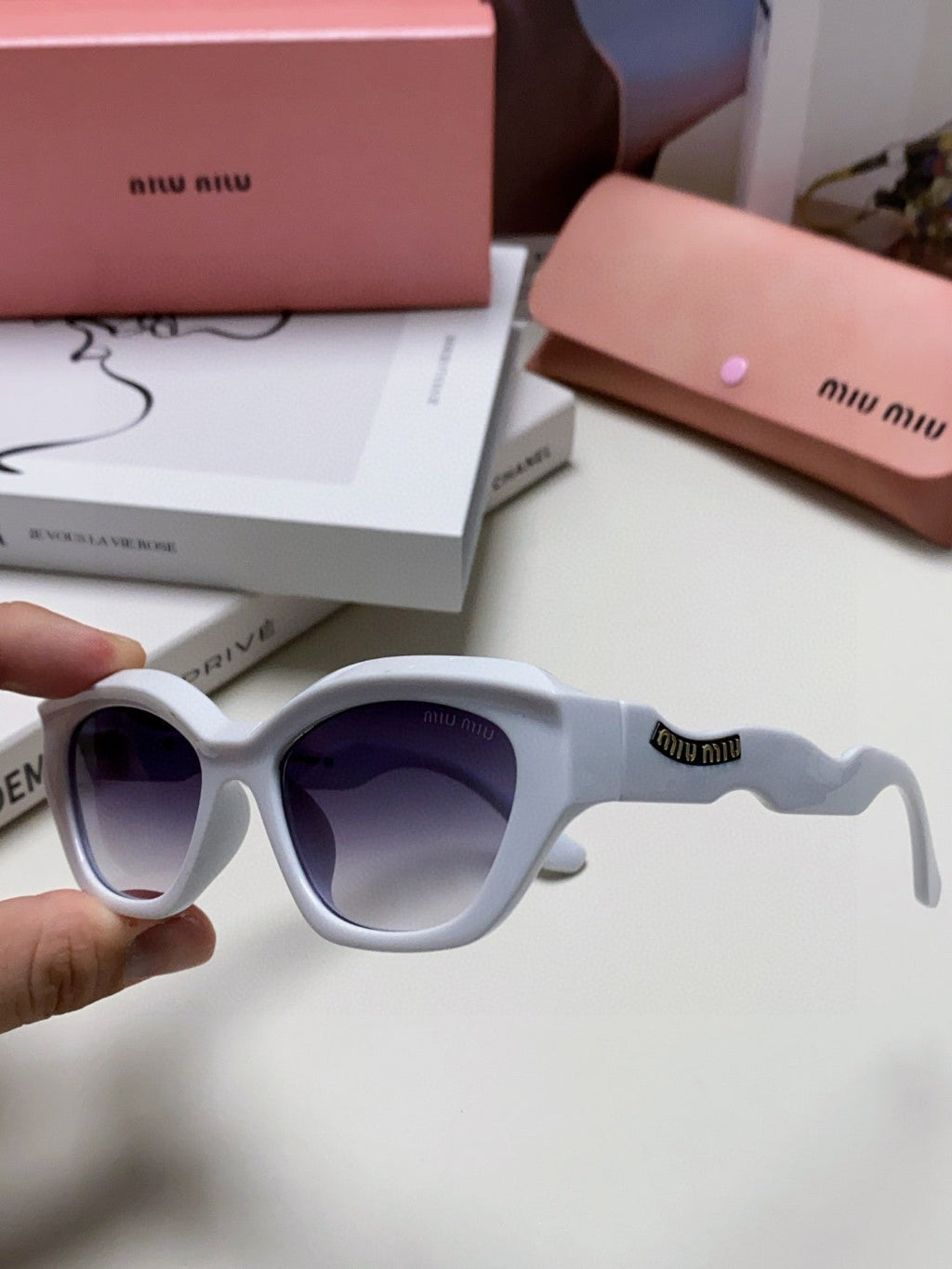 MIU MIU LOGO CAT EYE SUNGLASSES 513007 IN WHITE ACETATE WAVY FRAME