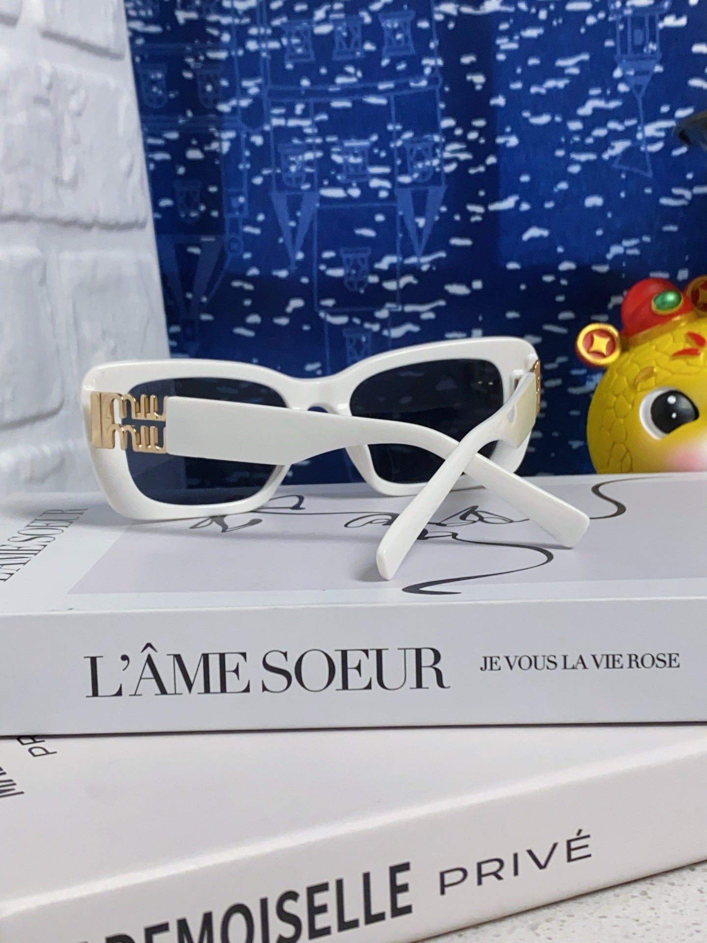 MIU MIU GLIMPSE SUNGLASSES 558346 IN WHITE ACETATE GOLD EMBOSSED LOGO