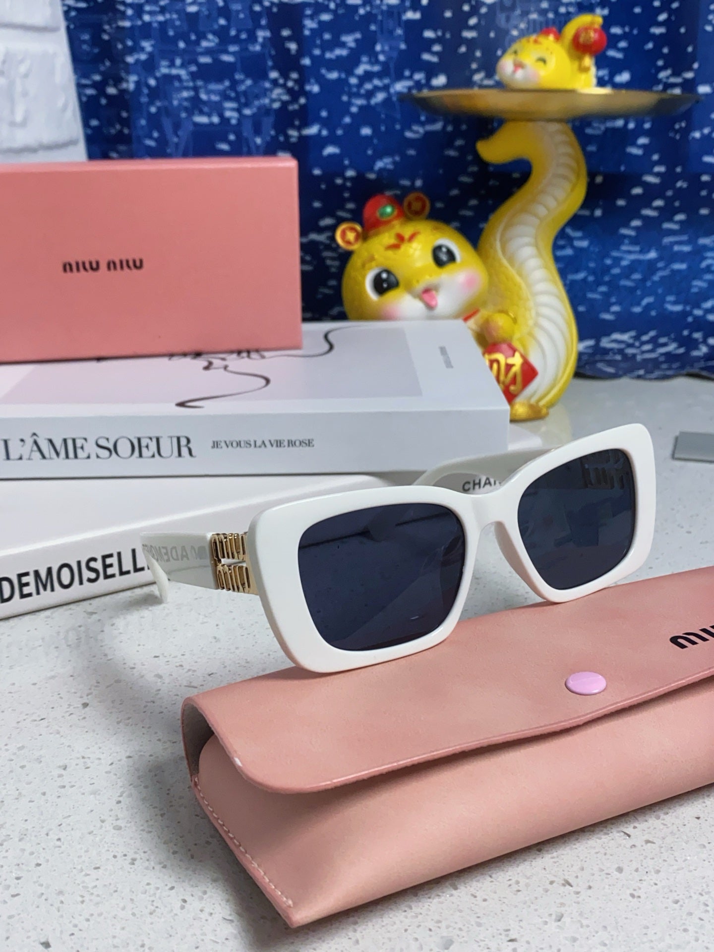 MIU MIU GLIMPSE SUNGLASSES 558346 IN WHITE ACETATE GOLD EMBOSSED LOGO