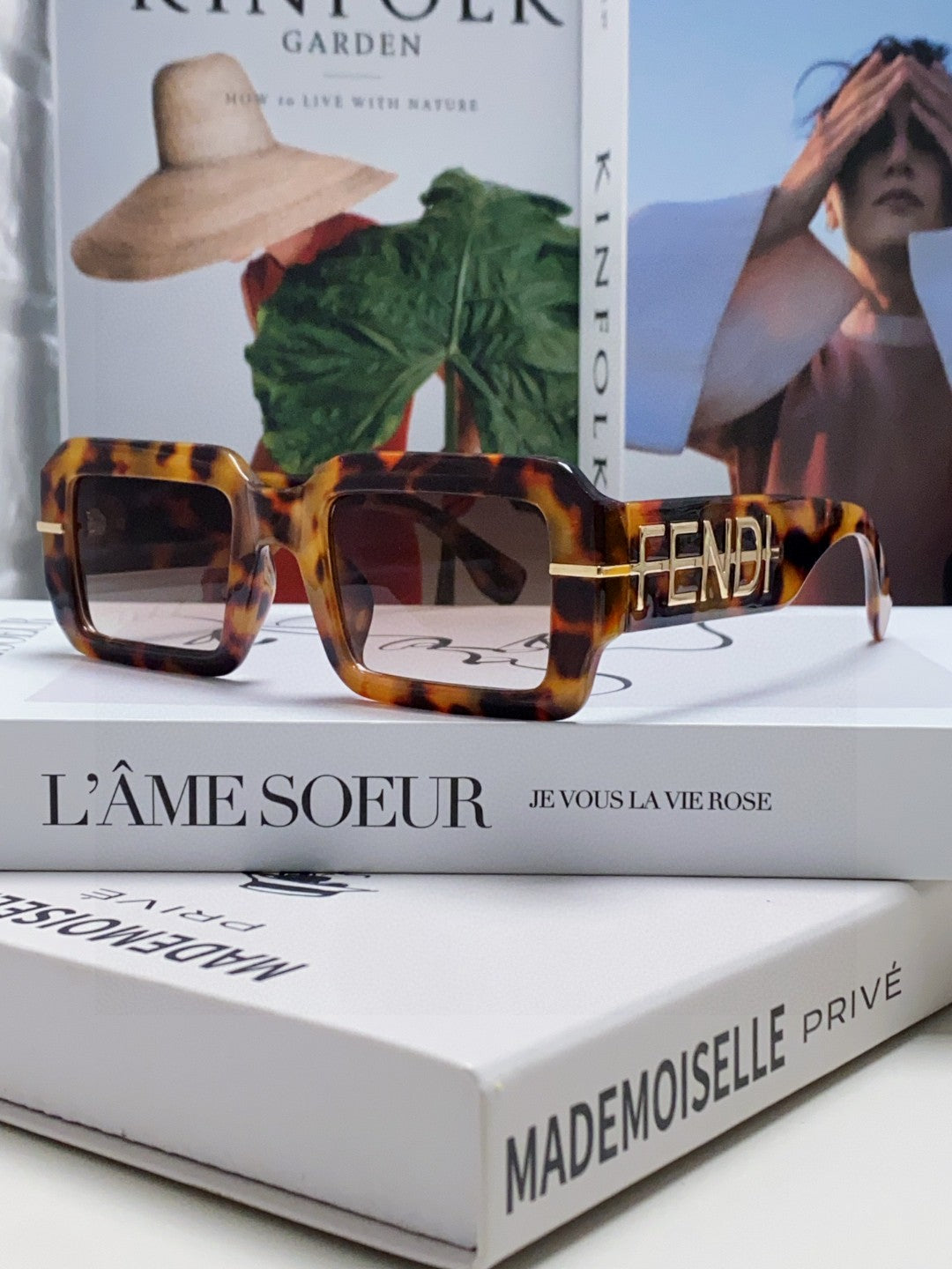 FENDI EMBOSSED LOGO DIAGONAL RECTANGULAR SUNGLASSES 563312 IN ACETATE