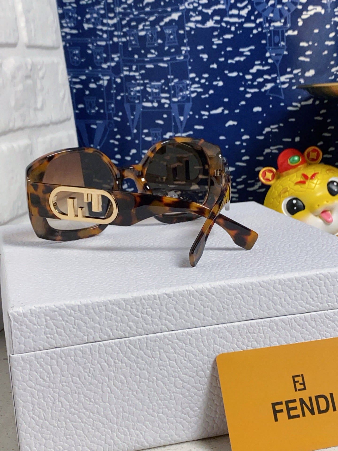 FENDI OVERSIZES FF DIAMONDS SQUARE SUNGLASSES 563315 IN ACETATE