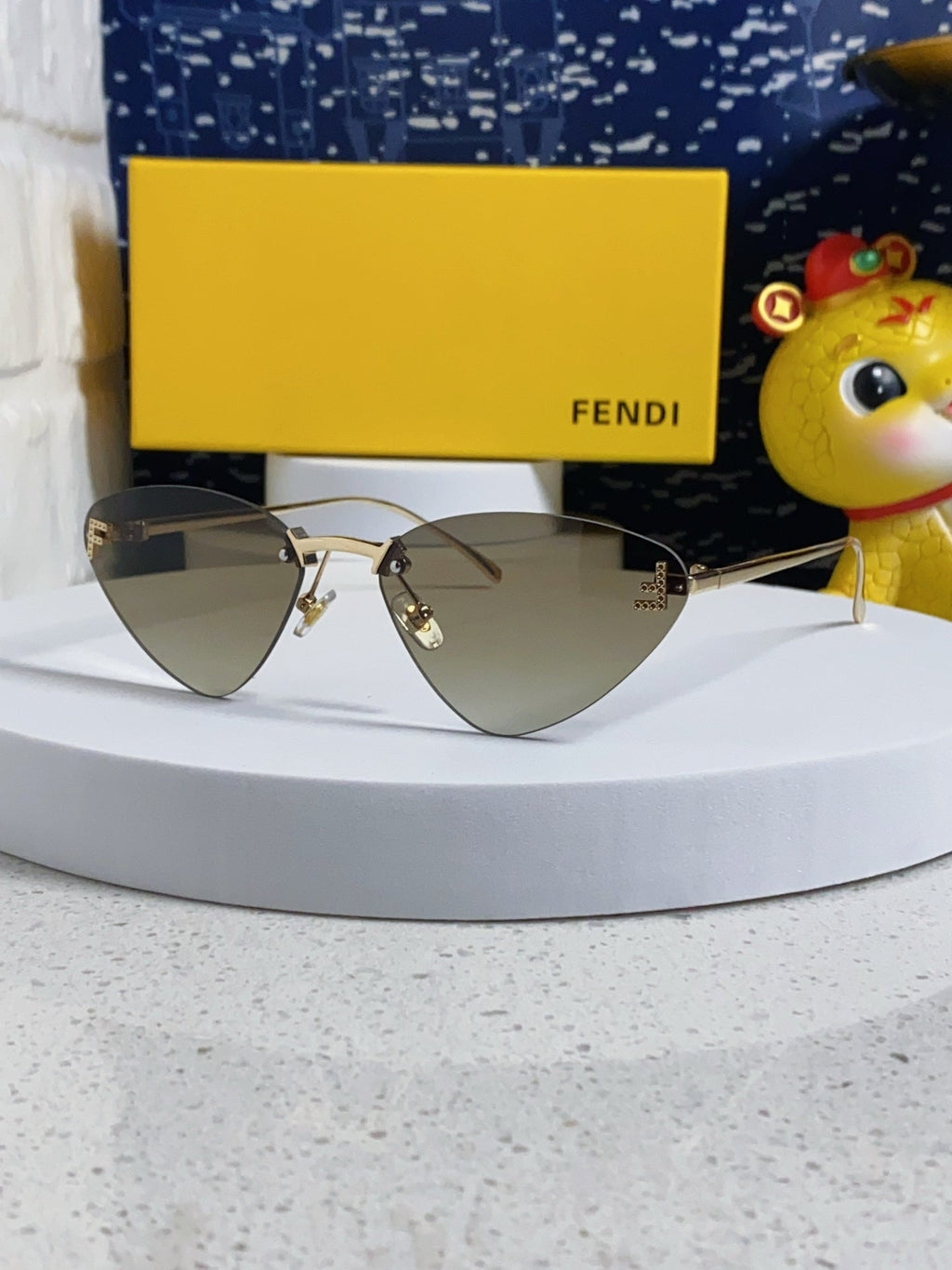 FENDI SKY RIMLESS TRIANGLE FRAME SUNGLASSES 566724 IN METAL