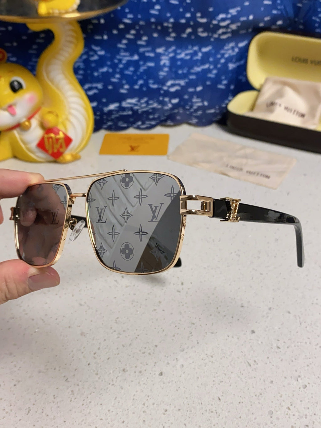 LOUIS VUITTON SIGNATURE SQUARE SUNGLASSES 567473 IN GOLD METAL MONOGRAM ON LENSES