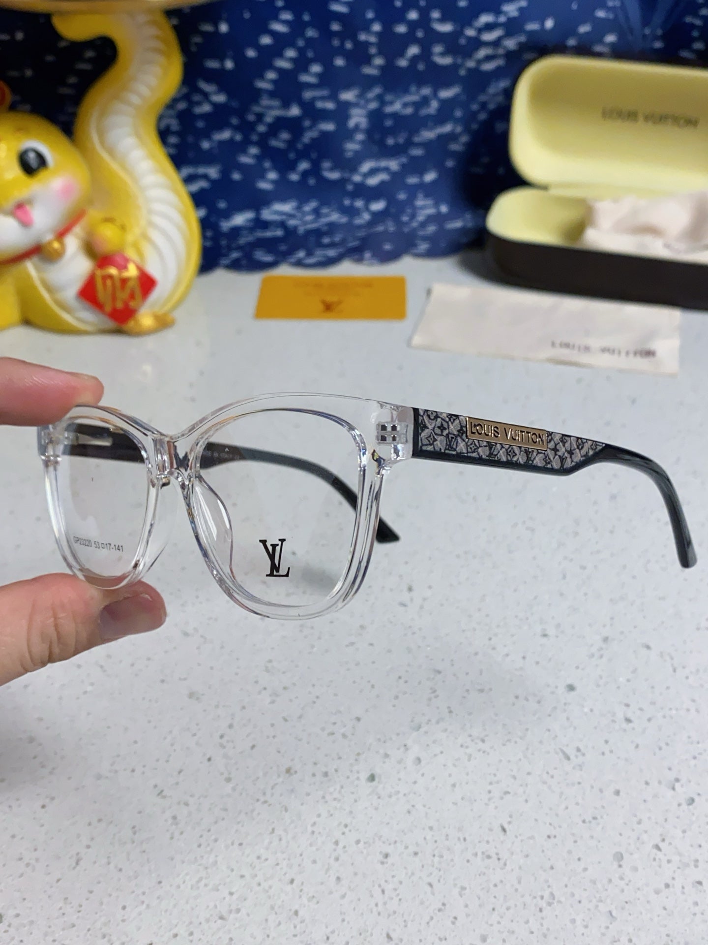LOUIS VUITTON CAT EYE SUNGLASSES 570278 IN CLEAR ACETATE EMBOSSED LOGO