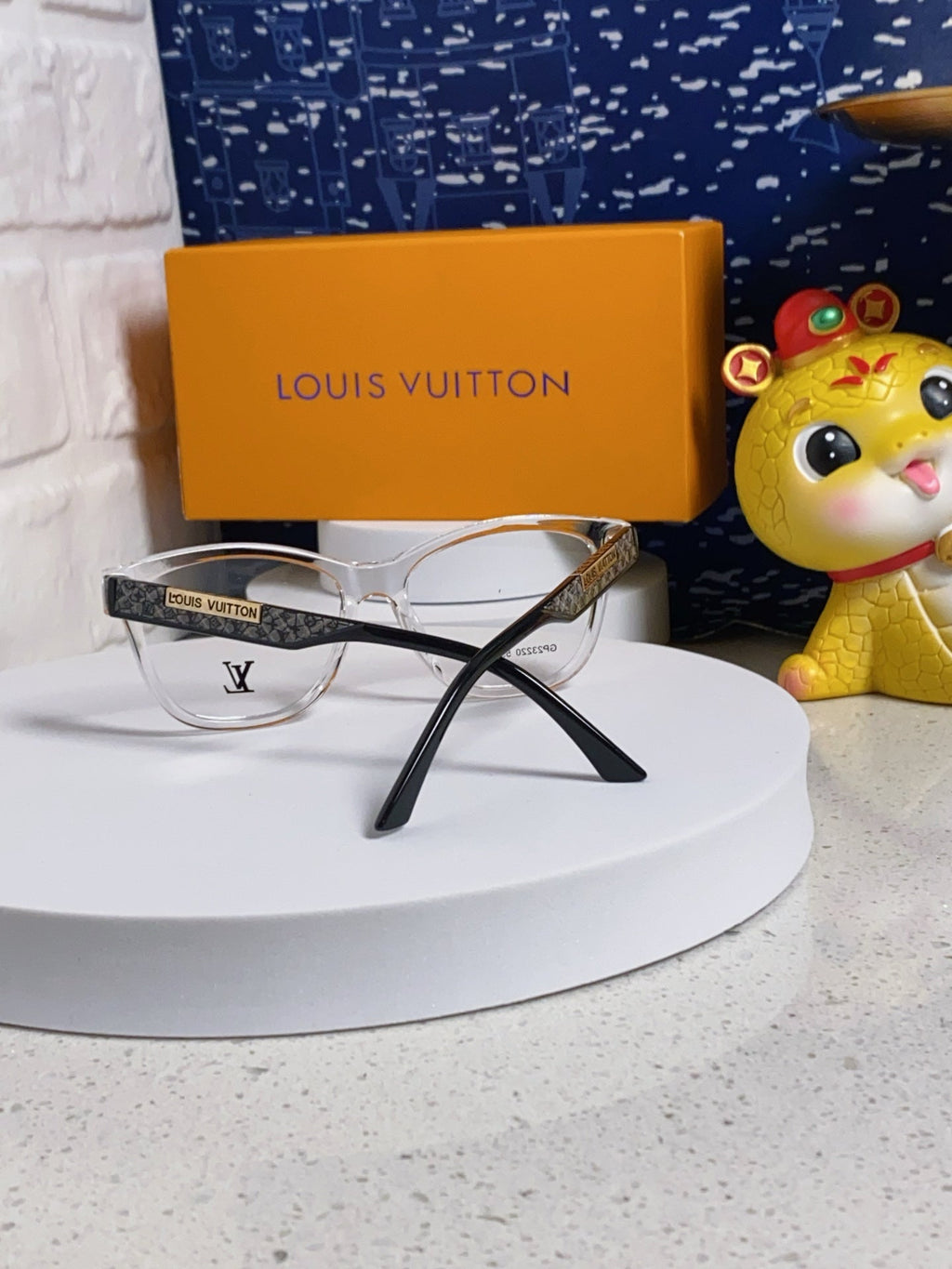 LOUIS VUITTON CAT EYE SUNGLASSES 570278 IN CLEAR ACETATE EMBOSSED LOGO