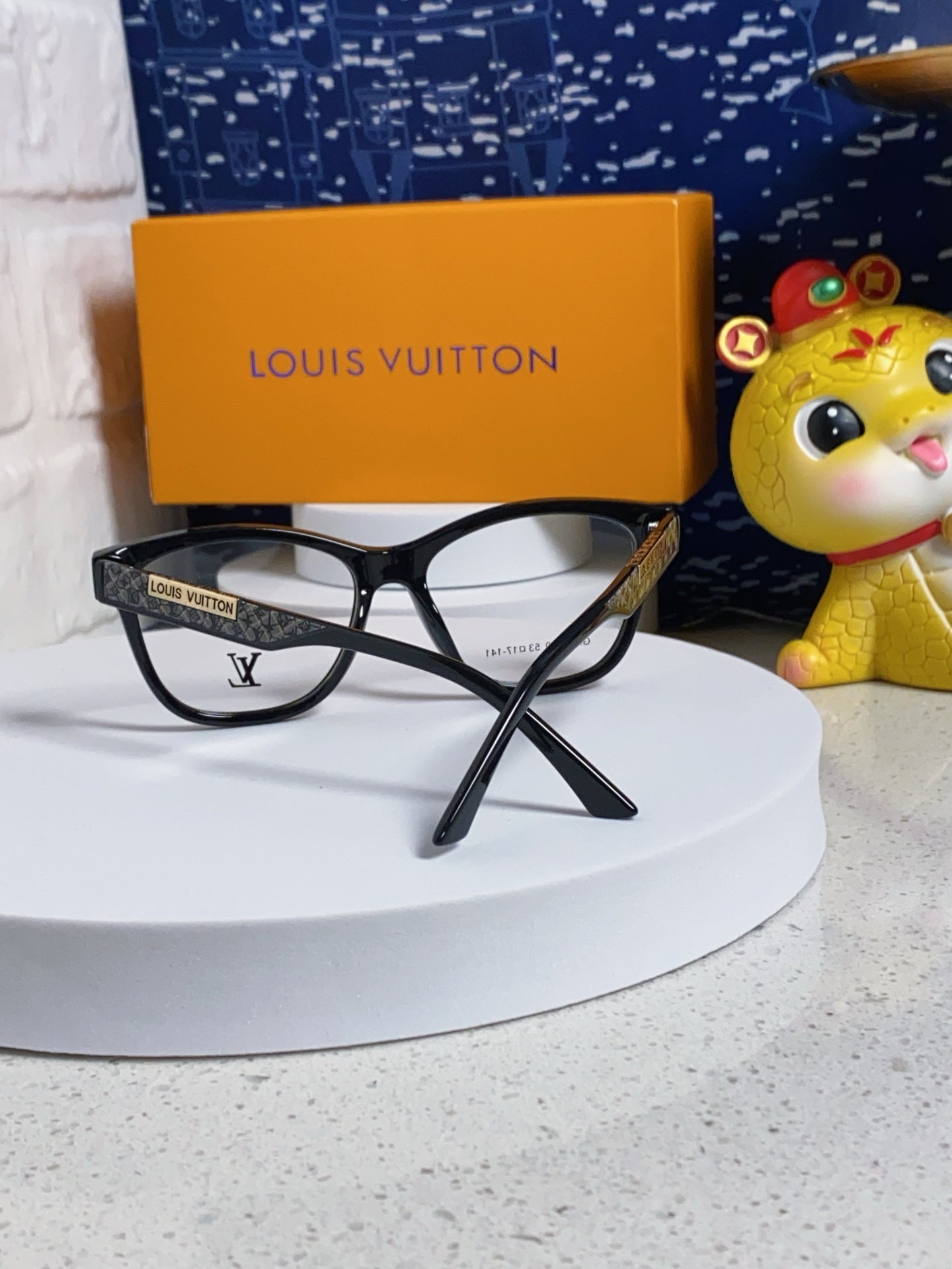 LOUIS VUITTON CAT EYE SUNGLASSES 570280 IN BLACK ACETATE EMBOSSED LOGO