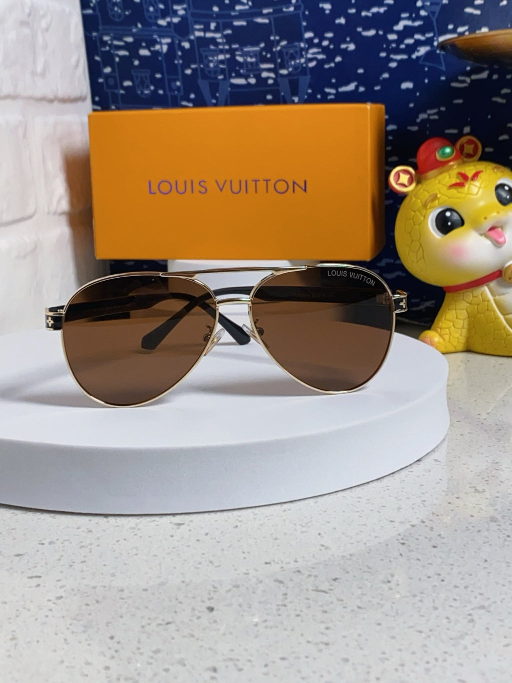 LOUIS VUITTON PILOT SUNGLASSES 571634 IN GOLD METAL BROWN LENSES MONOGRAM LOGO