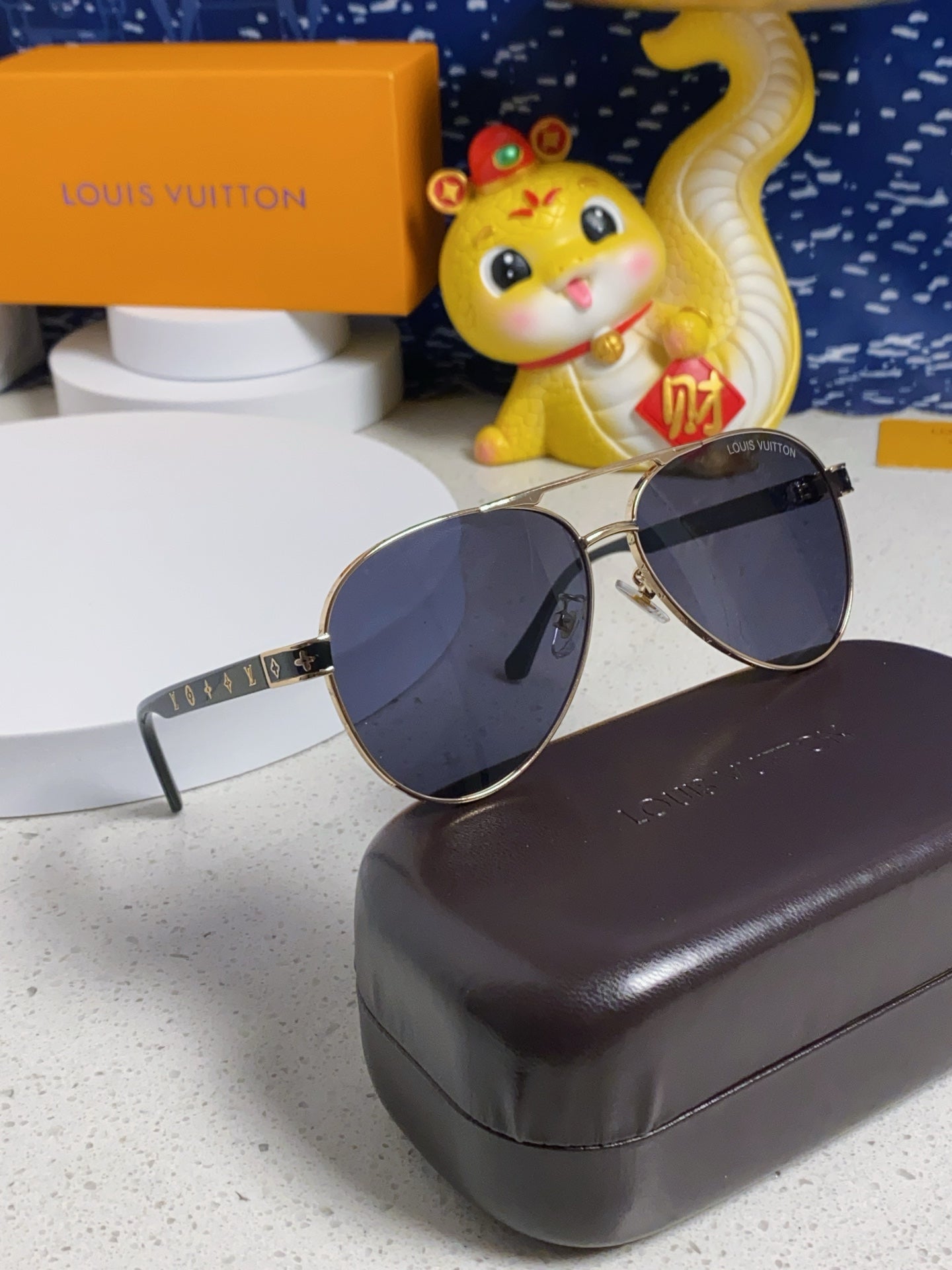 LOUIS VUITTON PILOT SUNGLASSES 571635 IN GOLD METAL BLACK LENSES MONOGRAM LOGO