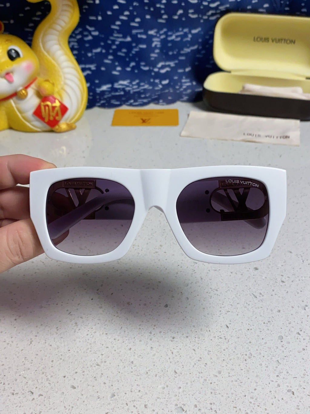 LOUIS VUITTON LINK SQUARE SUNGLASSES 570274 IN WHITE ACETATE GOLD LOGO