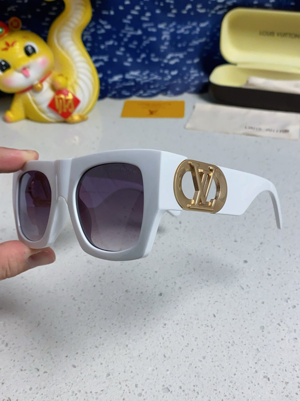 LOUIS VUITTON LINK SQUARE SUNGLASSES 570274 IN WHITE ACETATE GOLD LOGO