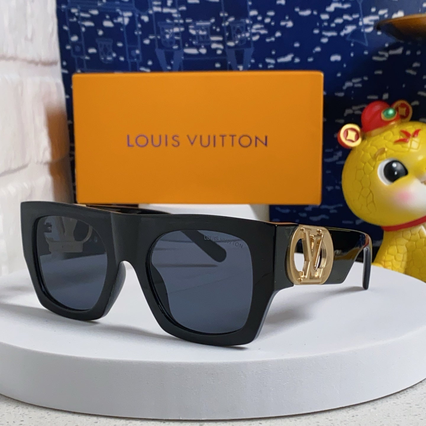 LOUIS VUITTON LINK SQUARE SUNGLASSES 570276 IN BLACK ACETATE GOLD LOGO