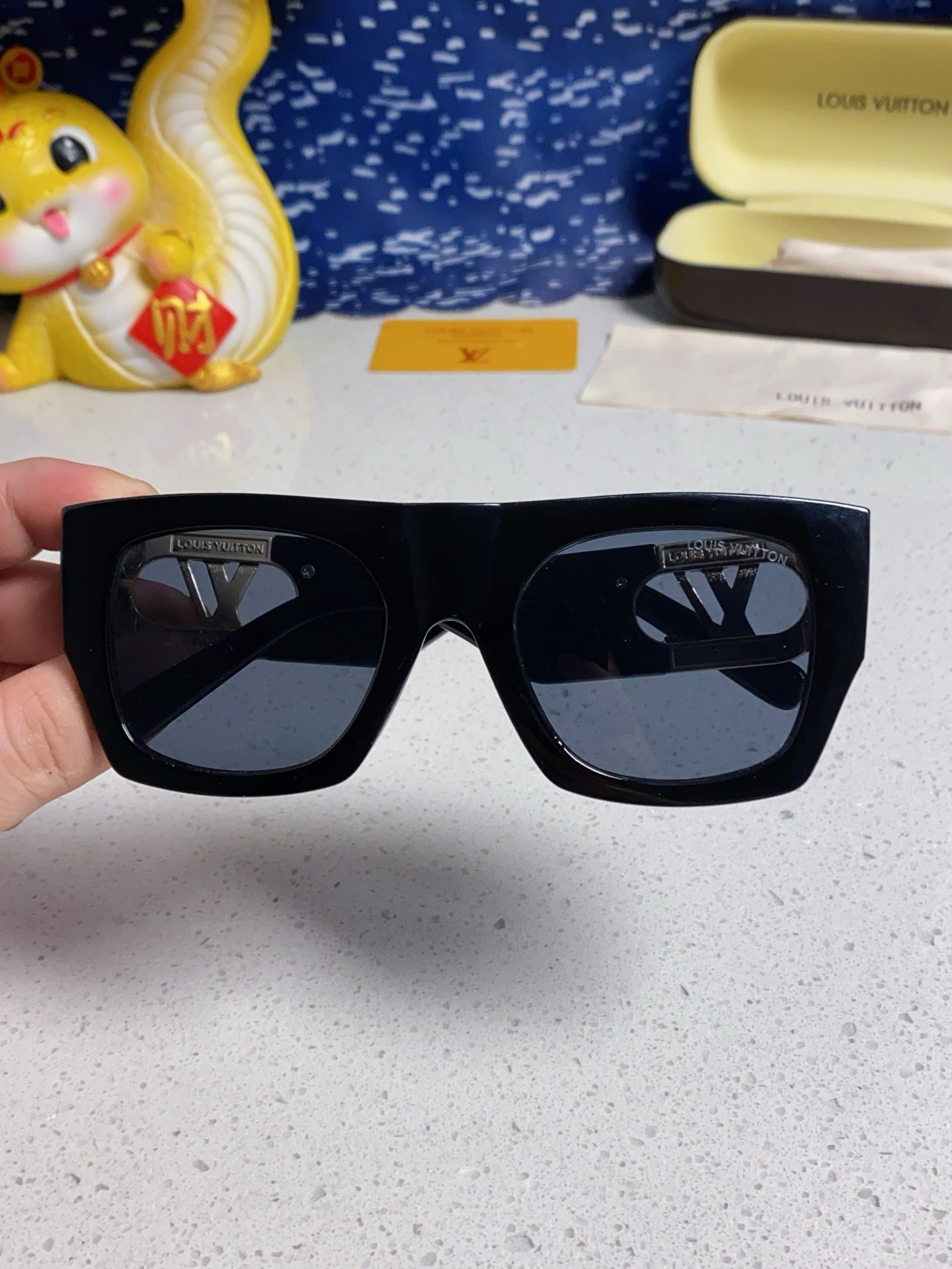 LOUIS VUITTON LINK SQUARE SUNGLASSES 570276 IN BLACK ACETATE GOLD LOGO