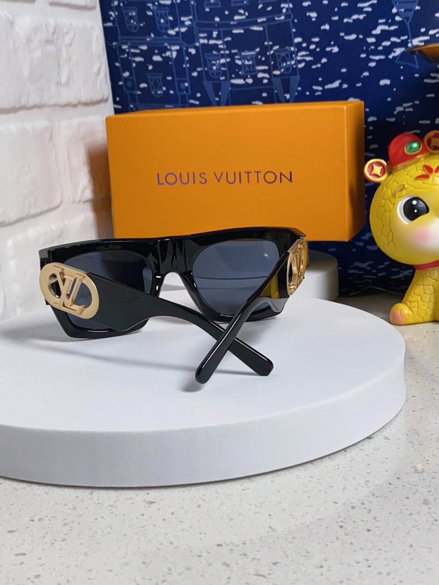 LOUIS VUITTON LINK SQUARE SUNGLASSES 570276 IN BLACK ACETATE GOLD LOGO