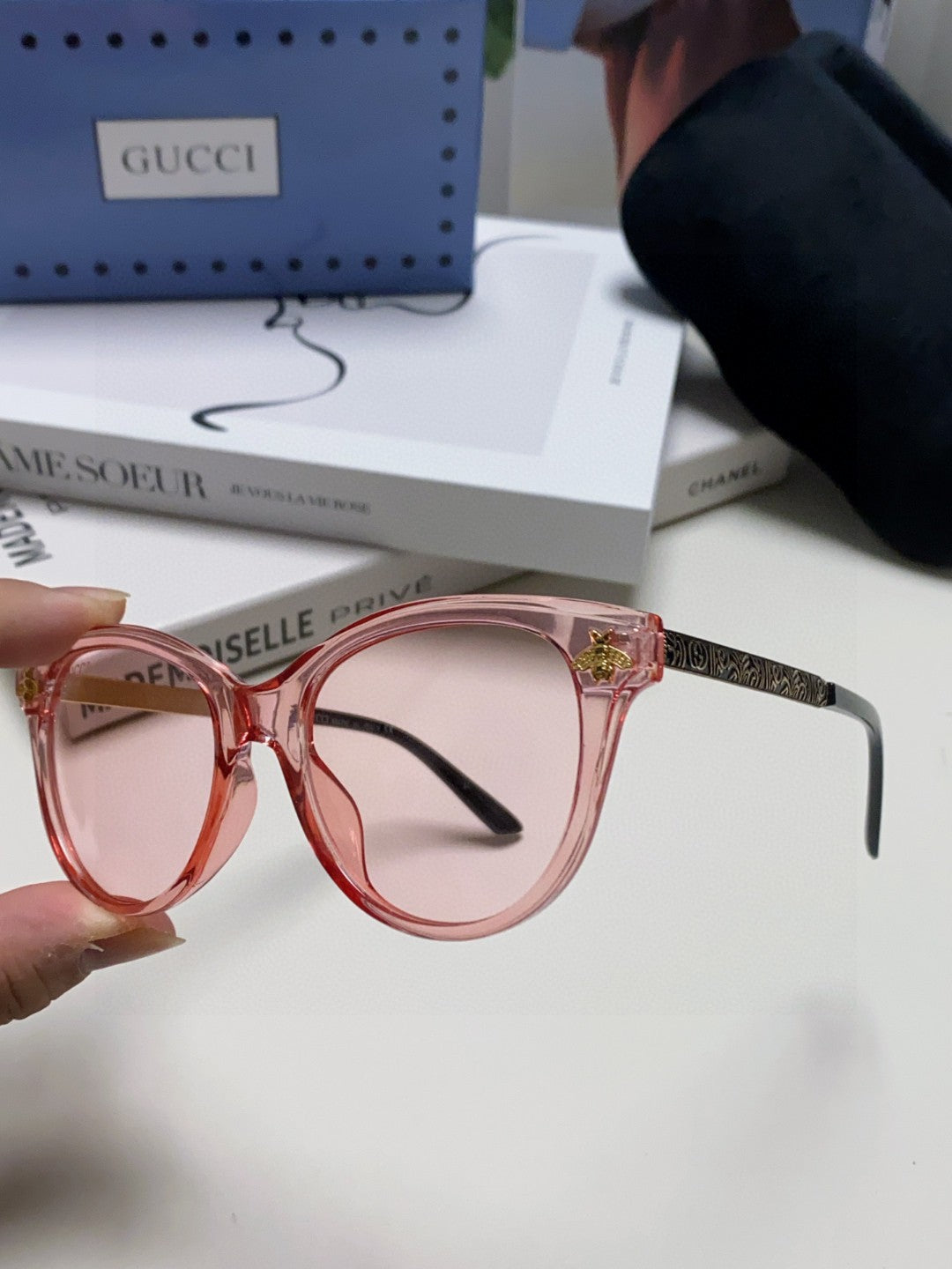 GUCCI BEE EMBELLISHED BUTTERFLY FRAME SUNGLASSES 570242 IN ACETATE