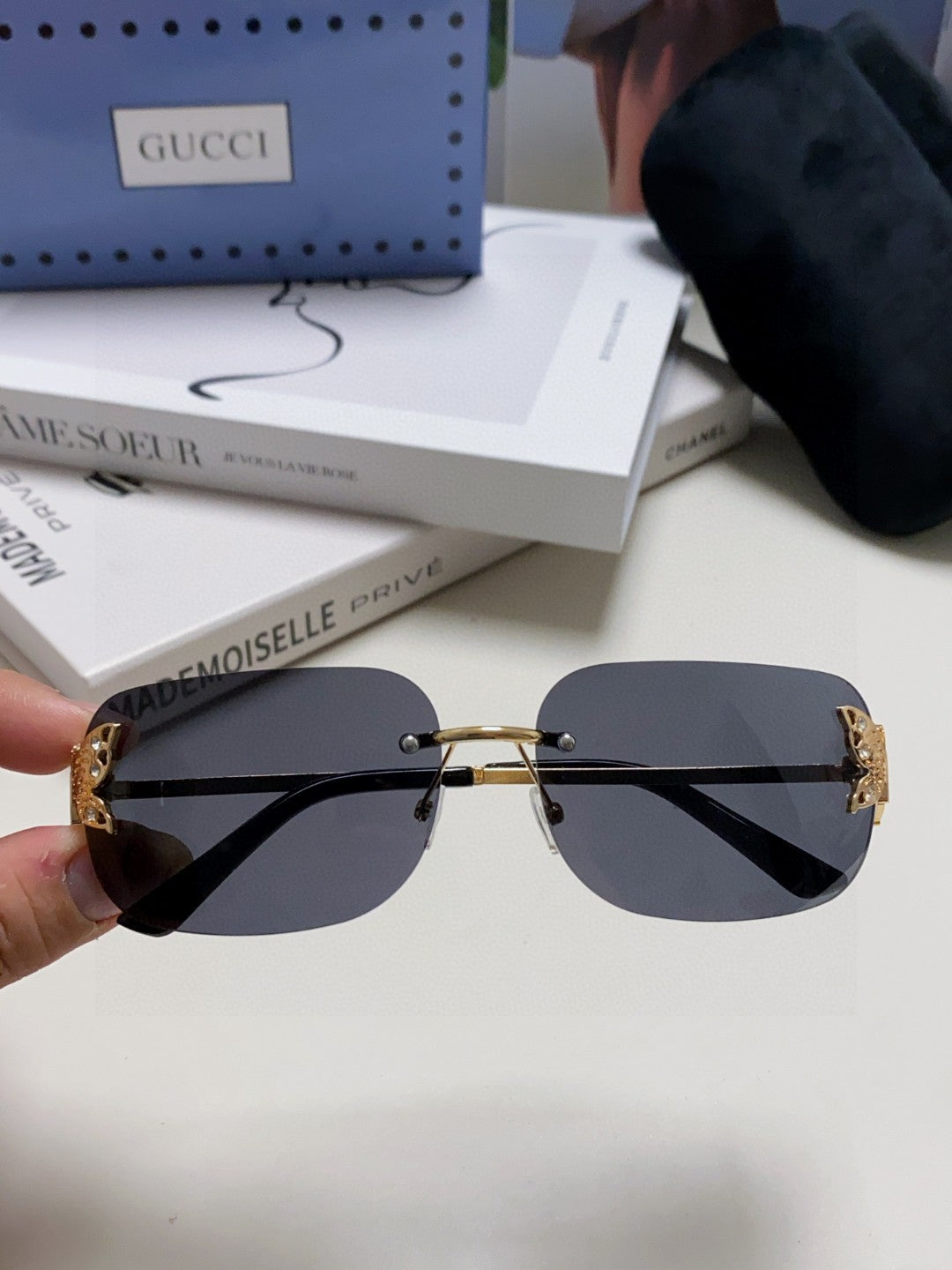 GUCCI BUTTERFLY EMBELLISHED RIMLESS RECTANGULAR FRAME SUNGLASSES 570245 IN METAL
