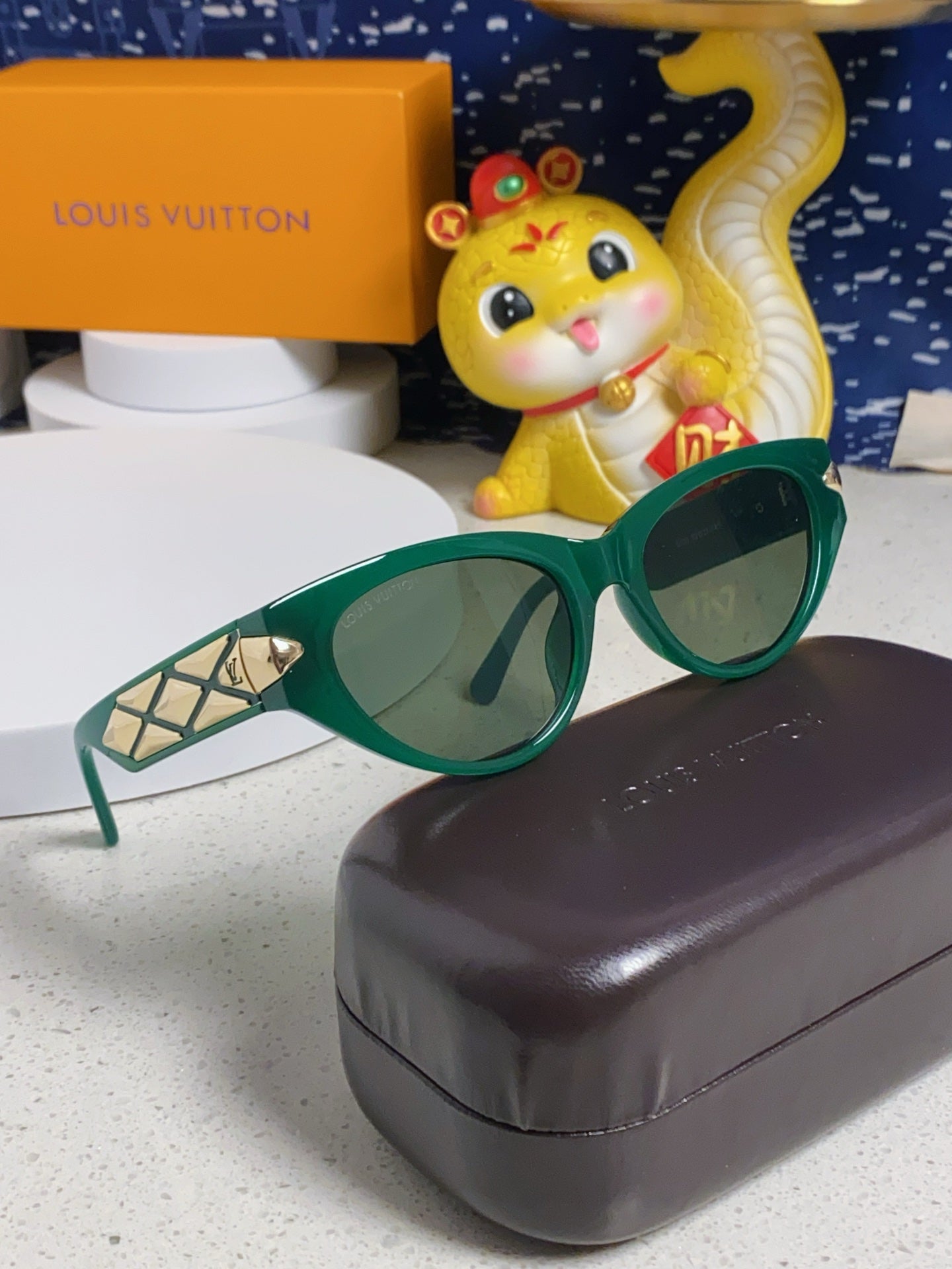 LOUIS VUITTON CAT EYE SUNGLASSES 576882 IN GREEN AND GOLD ACETATE
