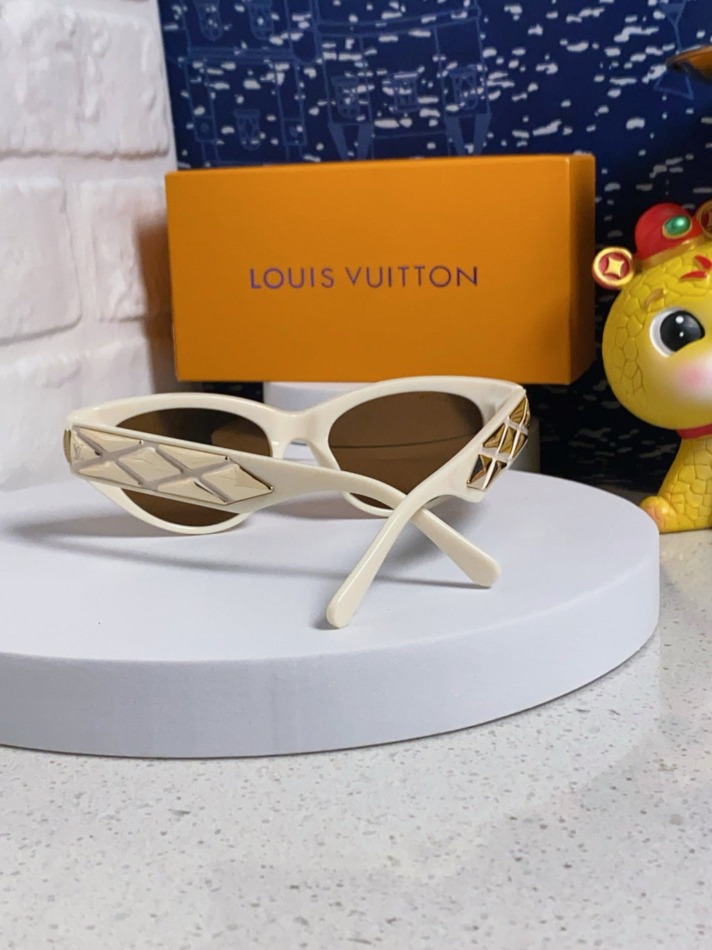 LOUIS VUITTON CAT EYE SUNGLASSES 576884 IN IVORY AND GOLD ACETATE