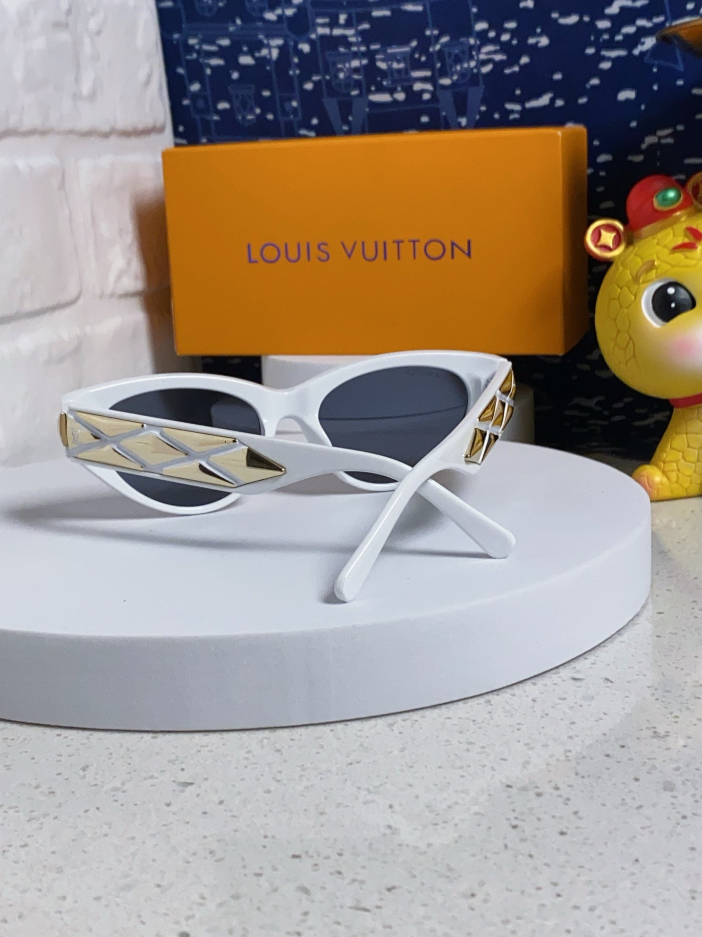 LOUIS VUITTON CAT EYE SUNGLASSES 576885 IN WHITE AND GOLD ACETATE