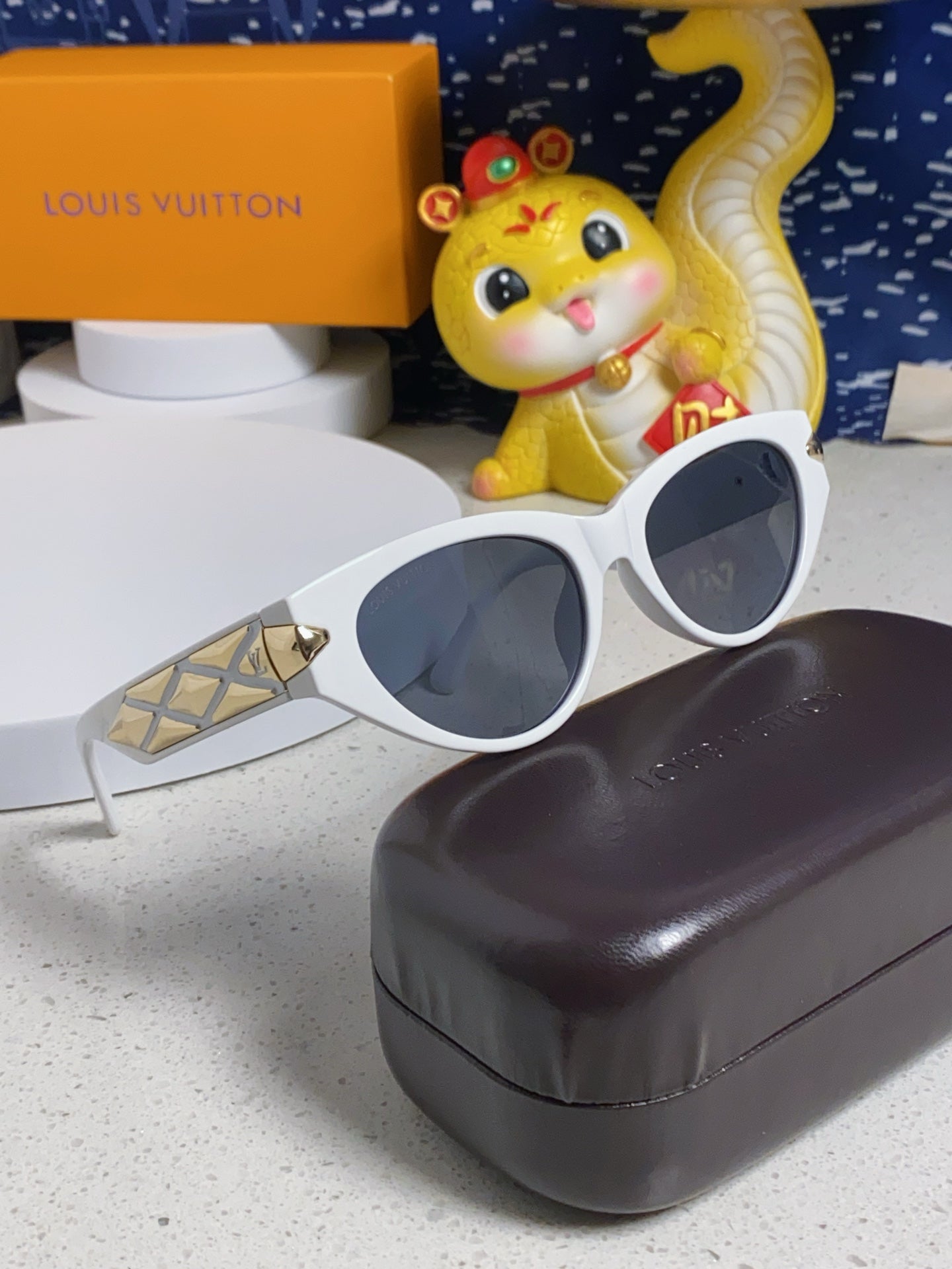 LOUIS VUITTON CAT EYE SUNGLASSES 576885 IN WHITE AND GOLD ACETATE