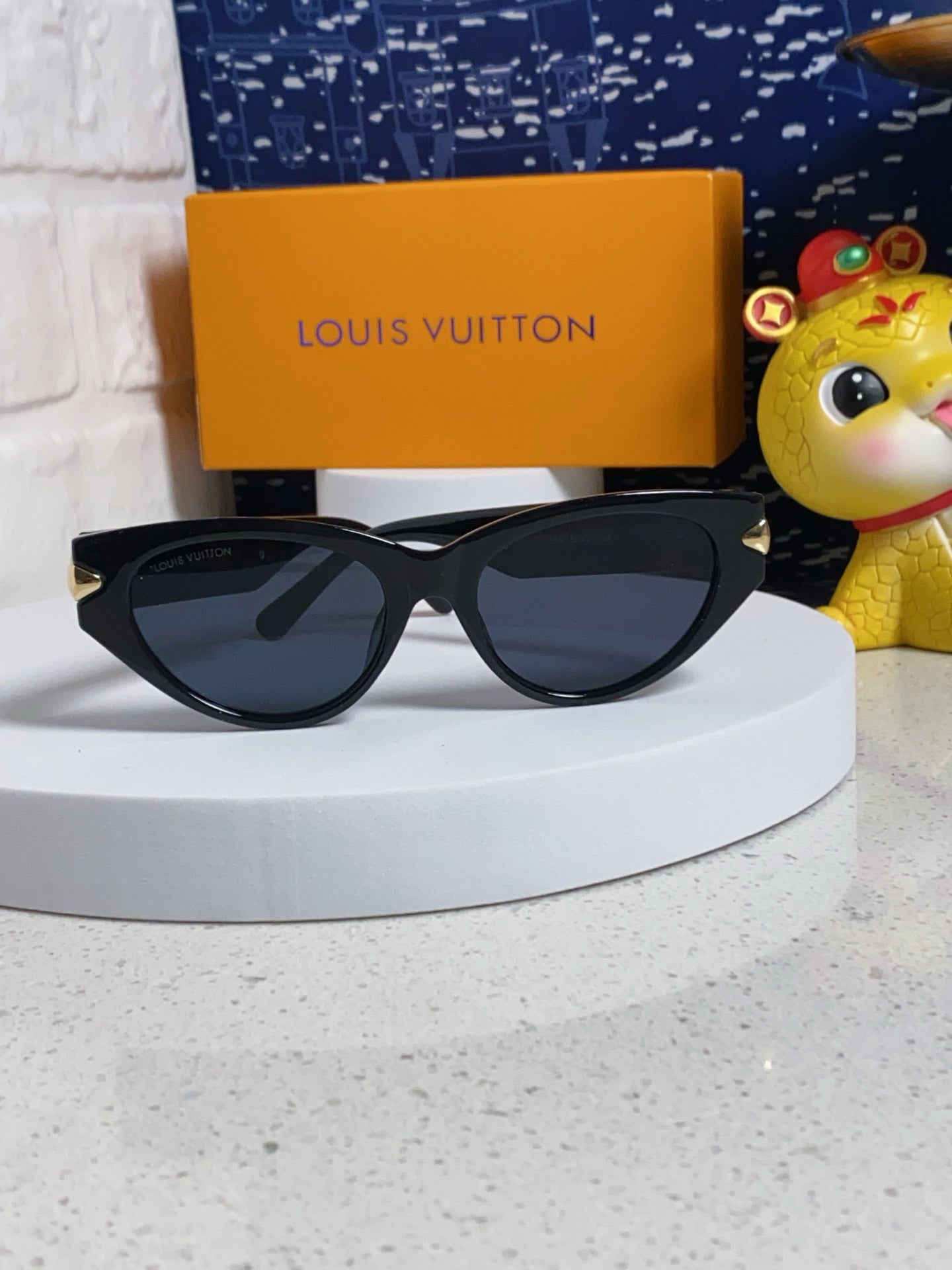 LOUIS VUITTON CAT EYE SUNGLASSES 576886 IN BLACK AND GOLD ACETATE