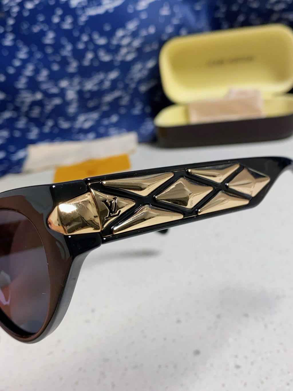 LOUIS VUITTON CAT EYE SUNGLASSES 576886 IN BLACK AND GOLD ACETATE