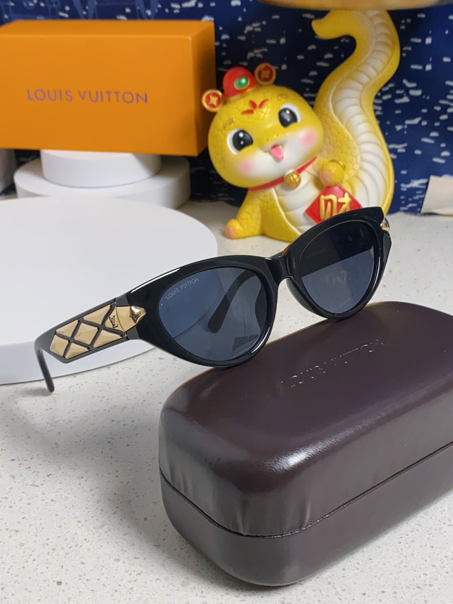 LOUIS VUITTON CAT EYE SUNGLASSES 576886 IN BLACK AND GOLD ACETATE