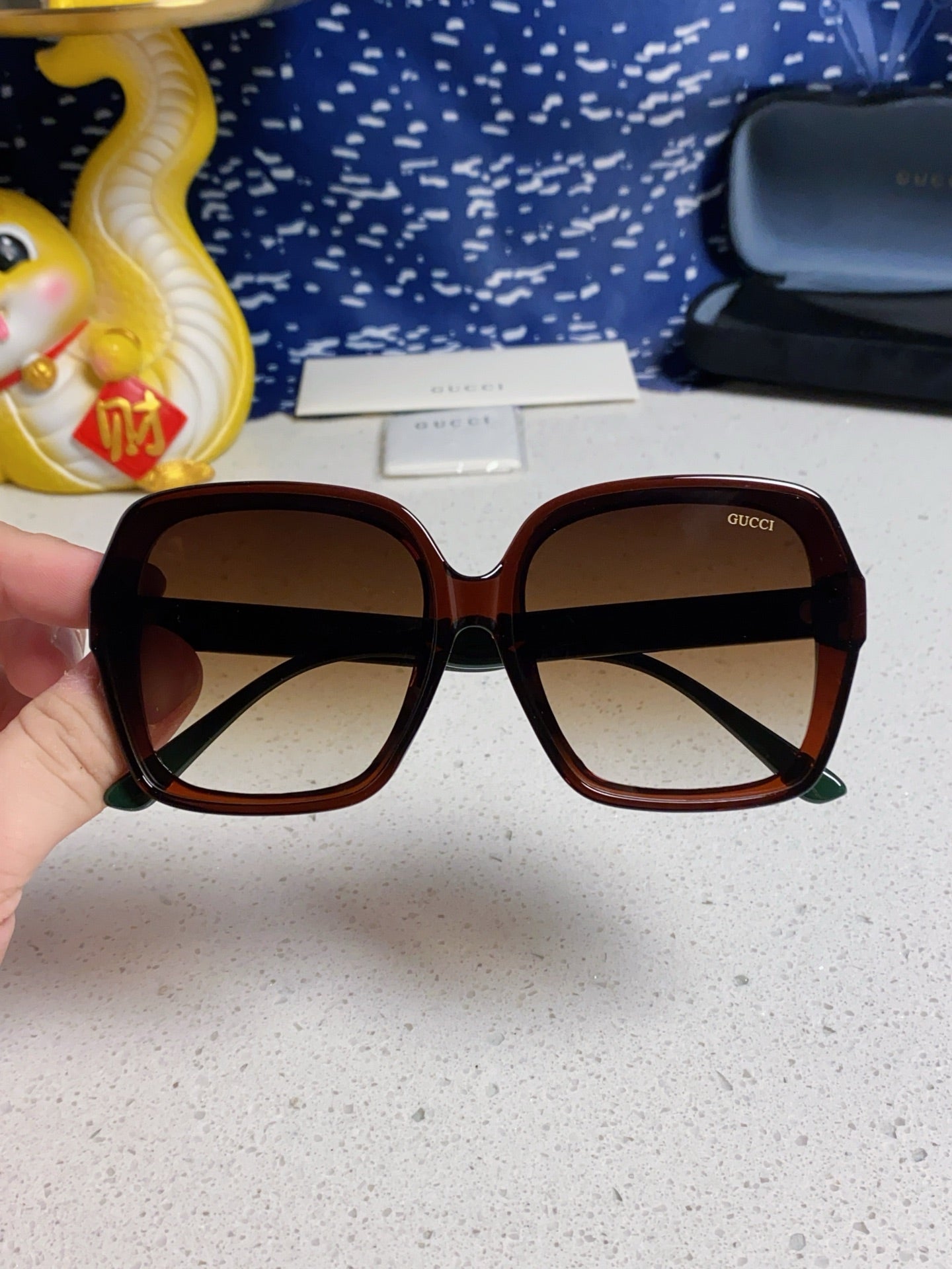 GUCCI SQUARE FRAME SUNGLASSES 573309 IN ACETATE EMBOSSED LOGO