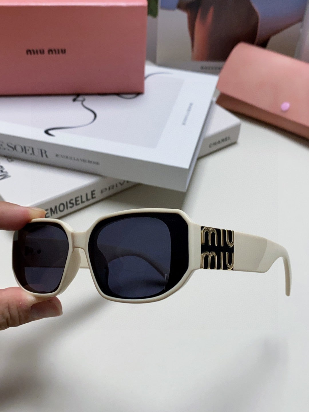 MIU MIU GLIMPSE SUNGLASSES 576819 IN WHITE ACETATE
