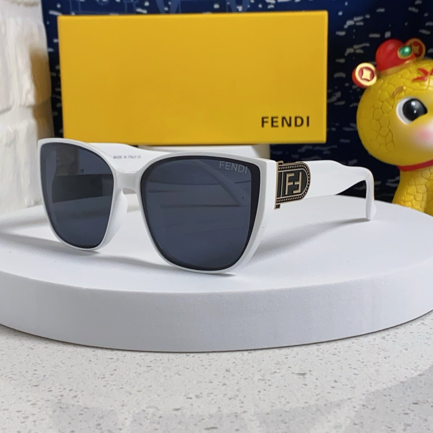 FENDI DIAGONAL CHUNKY SQUARE FRAME SUNGLASSES 543494 IN ACETATE