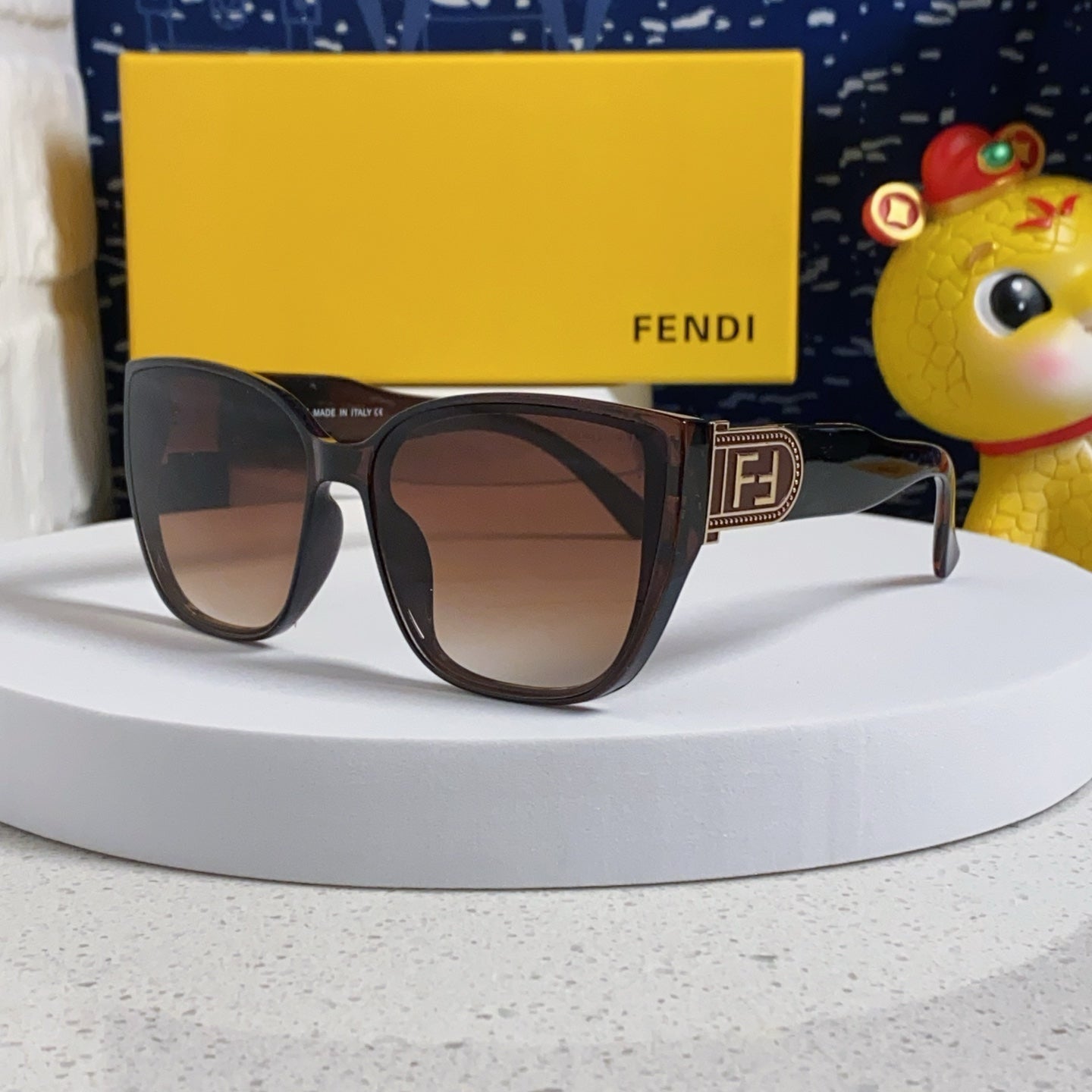 FENDI DIAGONAL CHUNKY SQUARE FRAME SUNGLASSES 543494 IN ACETATE