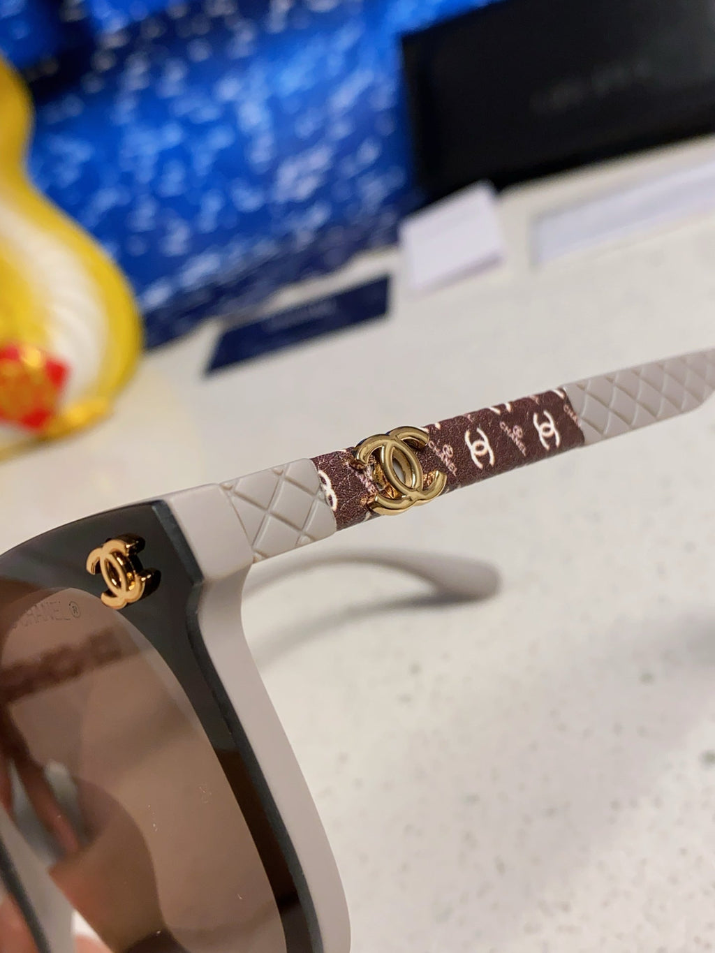 CHANEL BROWNLINE SUNGLASSES 638936 IN LIGHT GRAY ACETATE