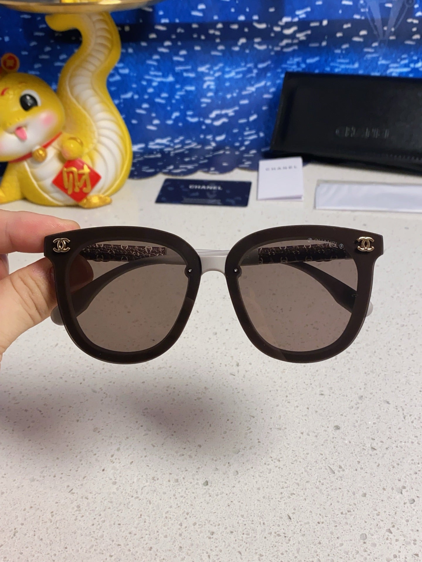 CHANEL BROWNLINE SUNGLASSES 638936 IN LIGHT GRAY ACETATE