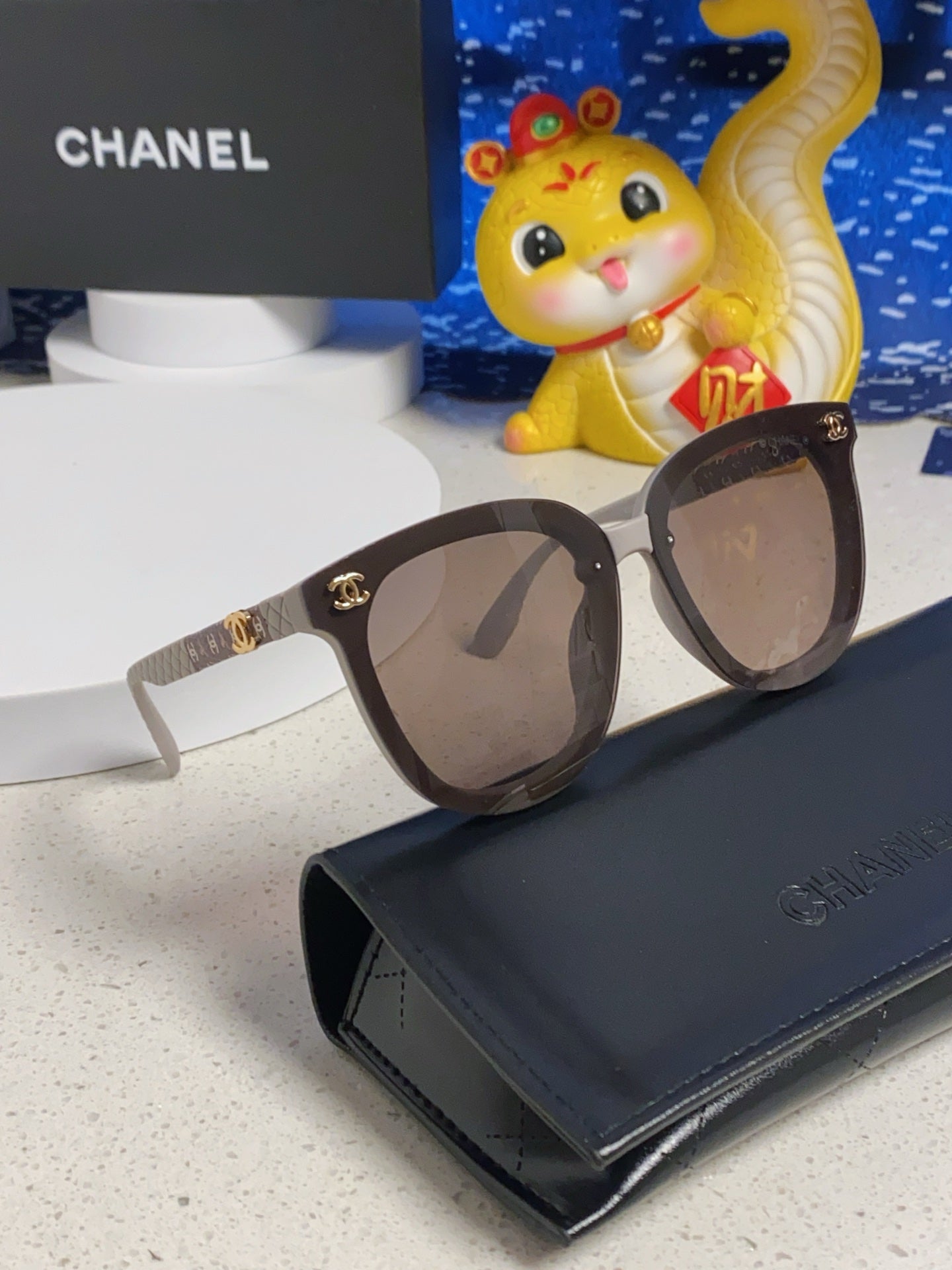 CHANEL BROWNLINE SUNGLASSES 638936 IN LIGHT GRAY ACETATE