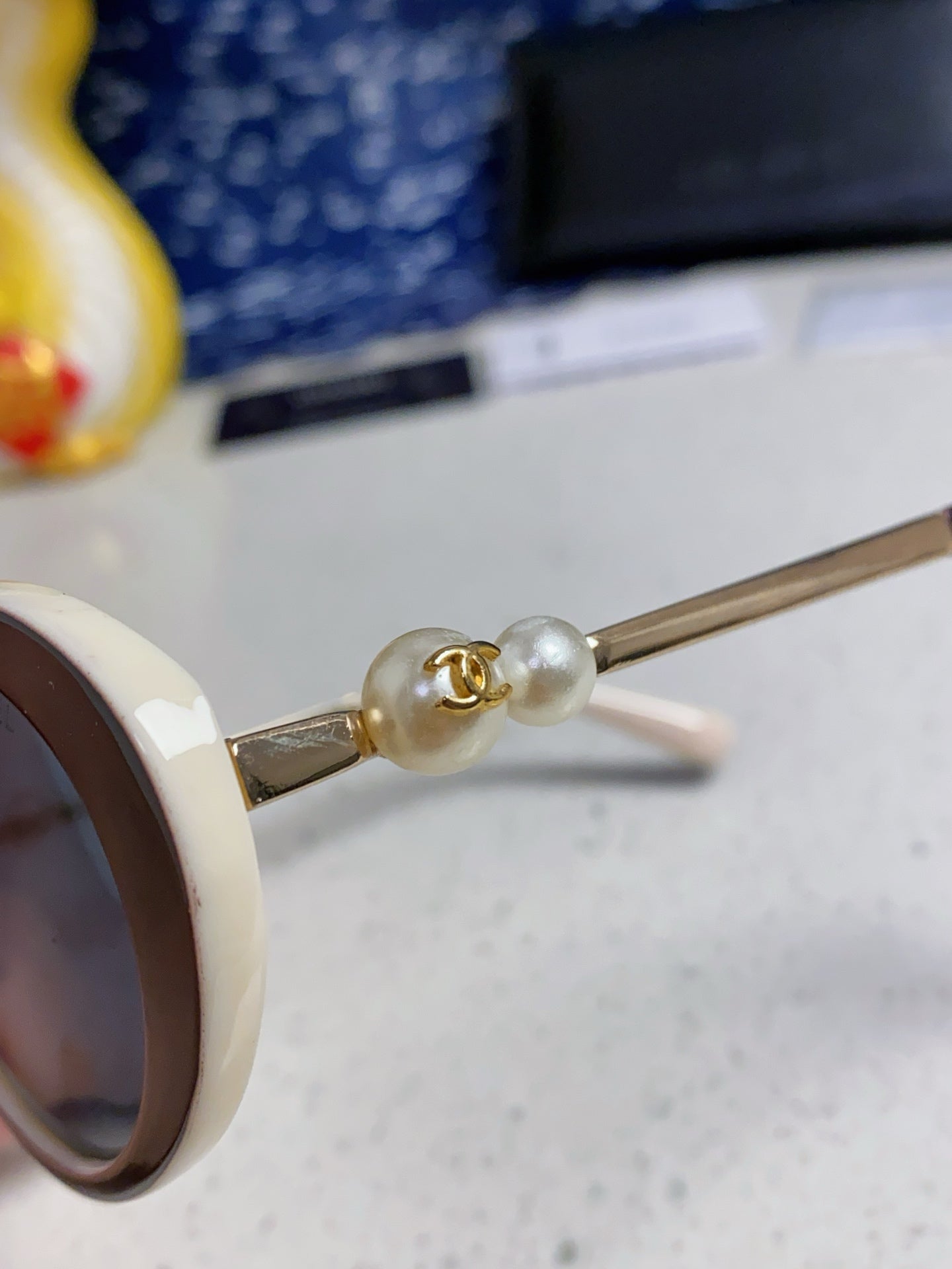 CHANEL OVAL SUNGLASSES 640343 IN IVORY BROWN ACETATE METAL FRAME EMBOSSED PEARL
