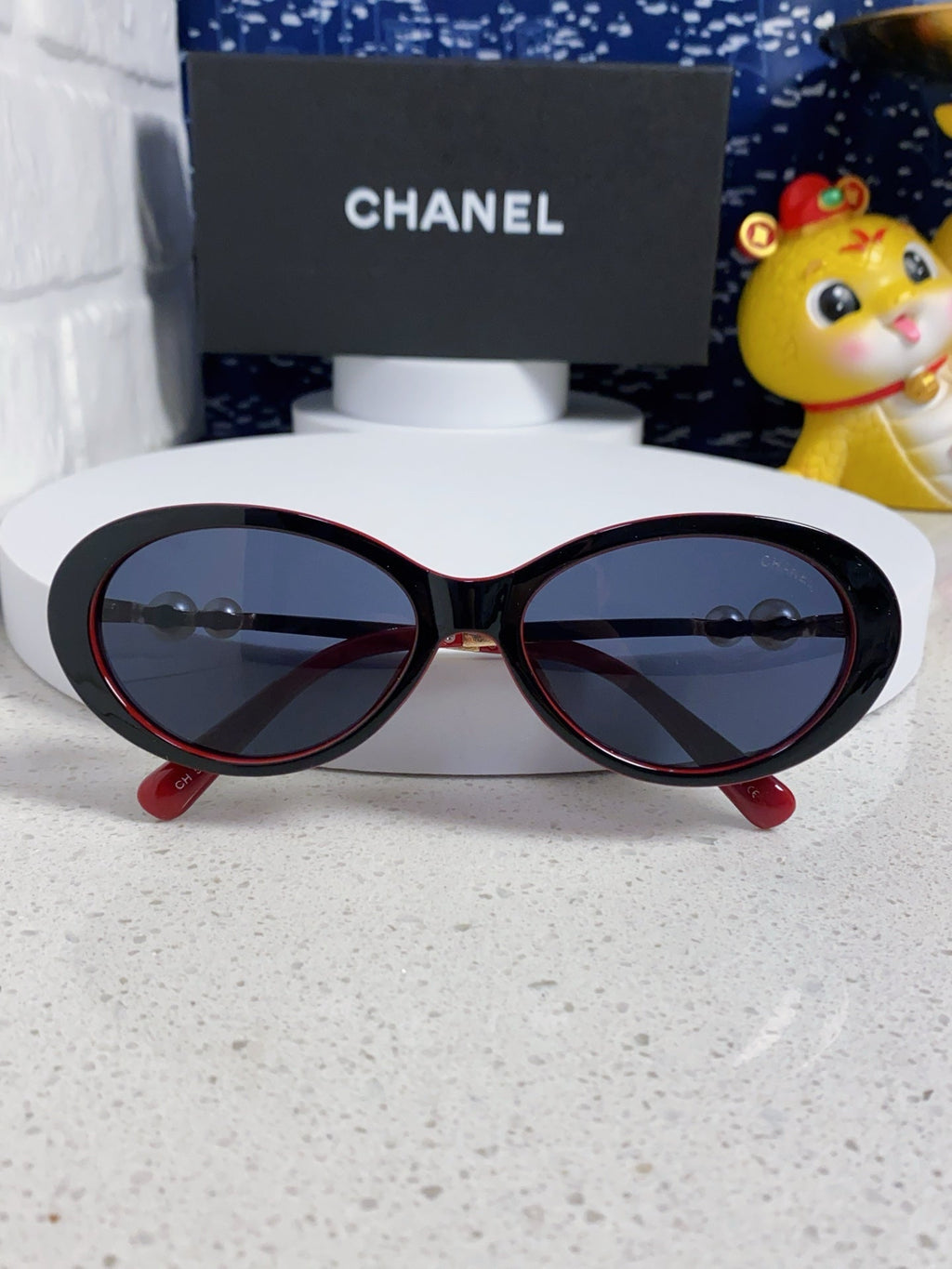 CHANEL OVAL SUNGLASSES 640344 IN BLACK RED ACETATE METAL FRAME EMBOSSED PEARL