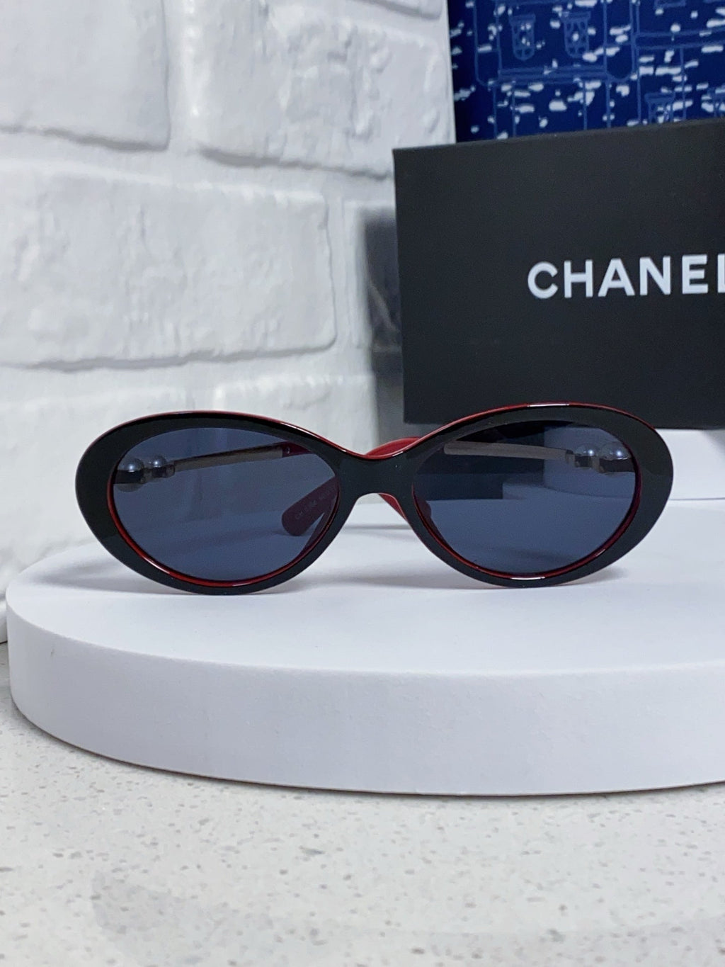 CHANEL OVAL SUNGLASSES 640344 IN BLACK RED ACETATE METAL FRAME EMBOSSED PEARL