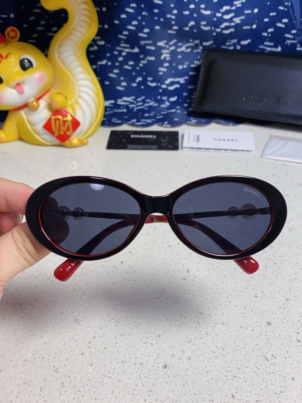 CHANEL OVAL SUNGLASSES 640344 IN BLACK RED ACETATE METAL FRAME EMBOSSED PEARL