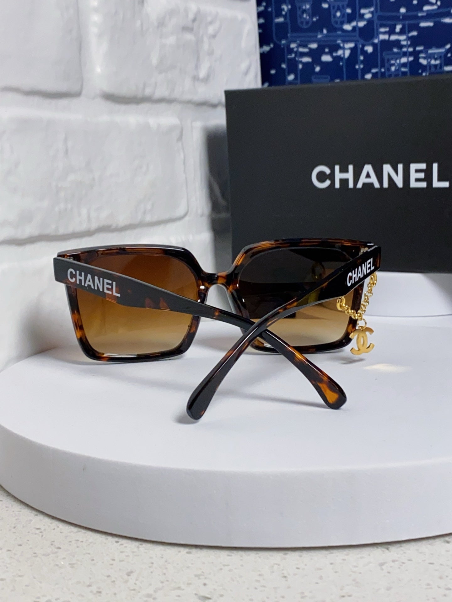 CHANEL SQUARE SUNGLASSES 641809 IN HAVANA ACETATE GOLD CHAIN