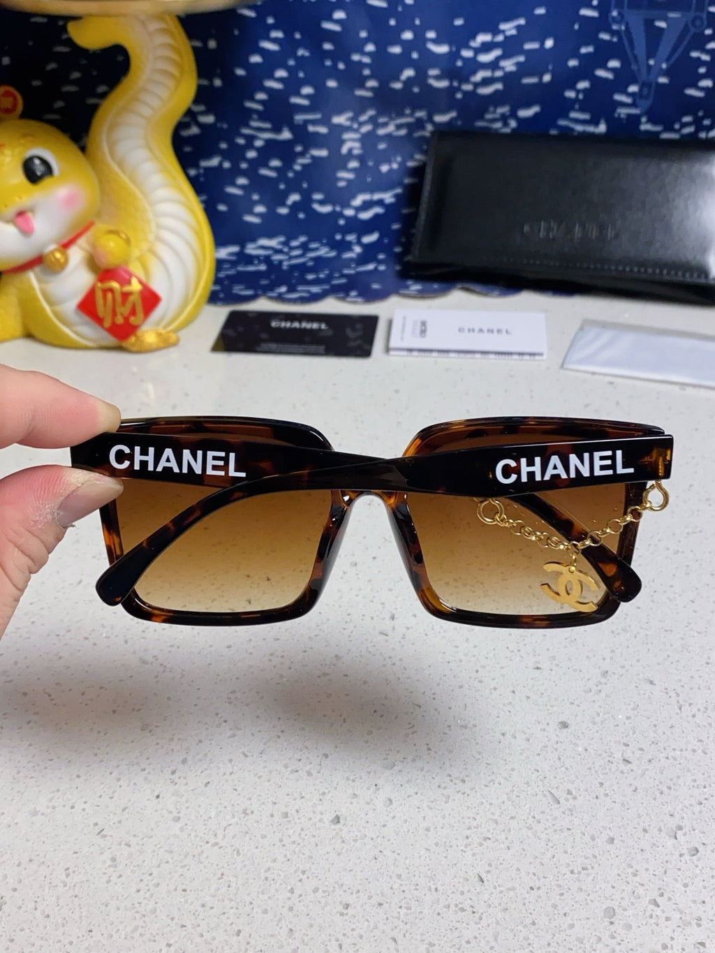 CHANEL SQUARE SUNGLASSES 641809 IN HAVANA ACETATE GOLD CHAIN