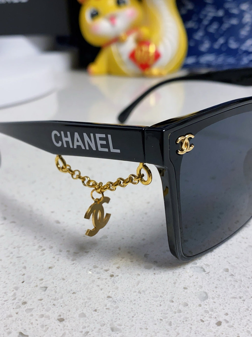 CHANEL SQUARE SUNGLASSES 641812 IN BLACK ACETATE GOLD CHAIN