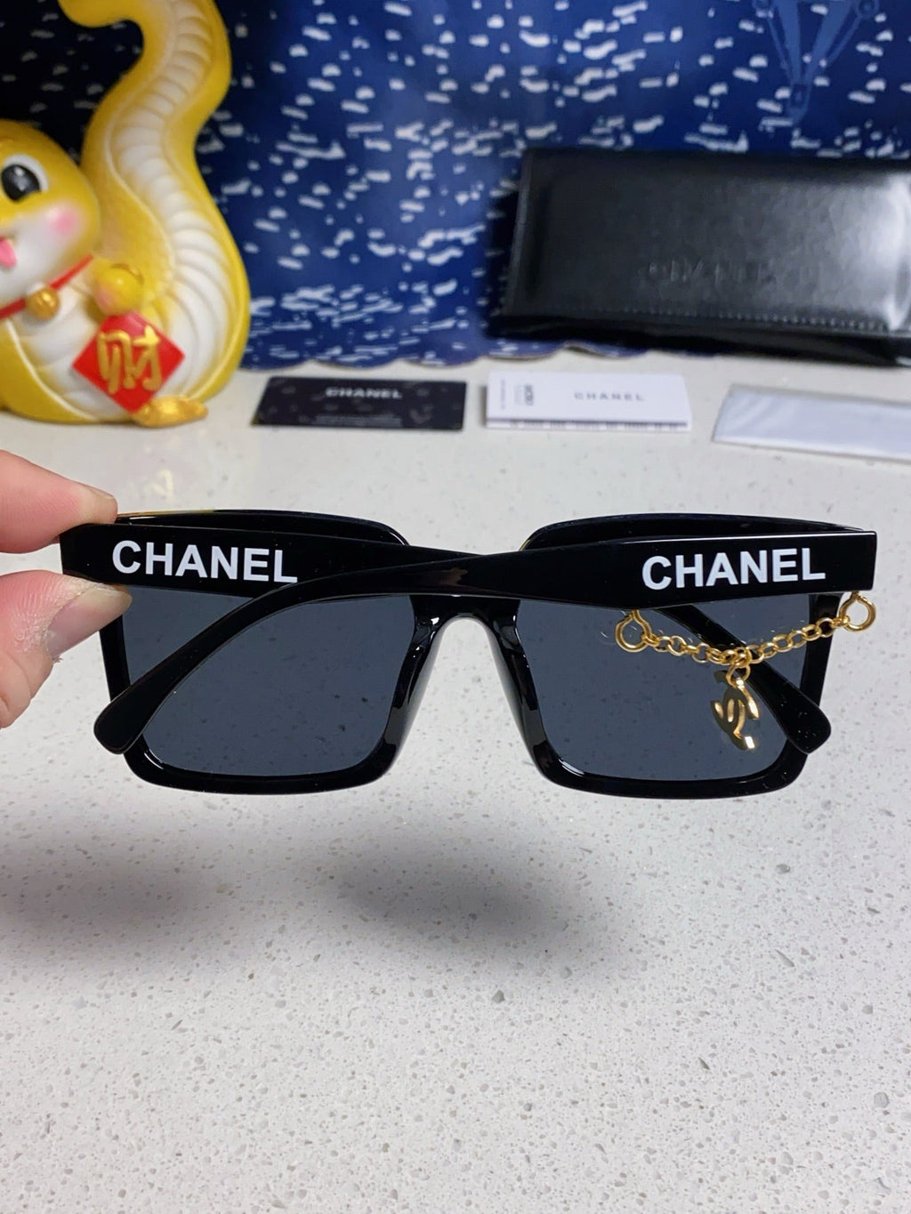 CHANEL SQUARE SUNGLASSES 641812 IN BLACK ACETATE GOLD CHAIN