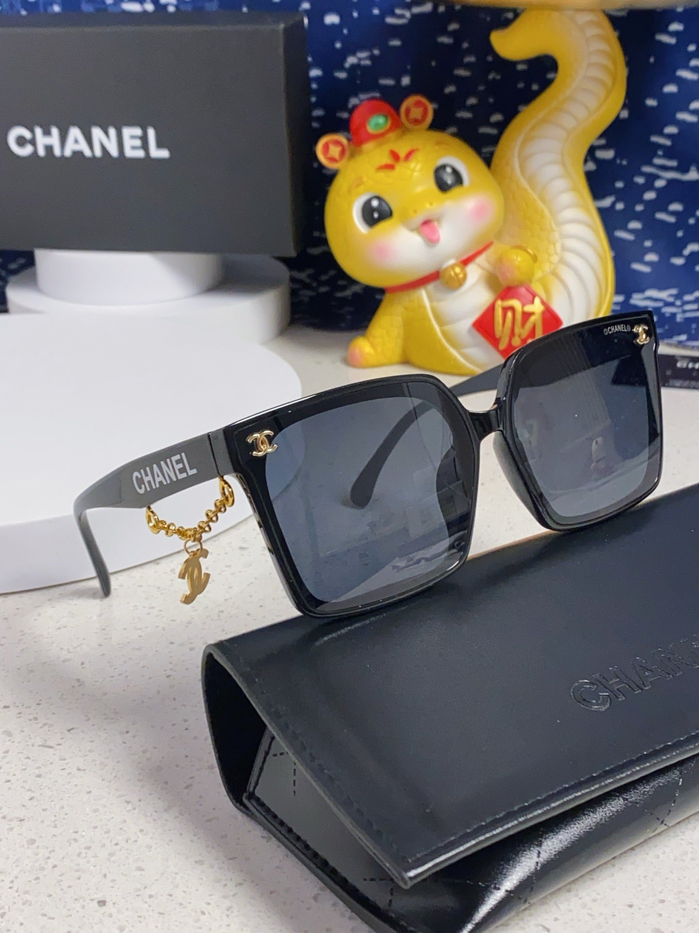 CHANEL SQUARE SUNGLASSES 641812 IN BLACK ACETATE GOLD CHAIN