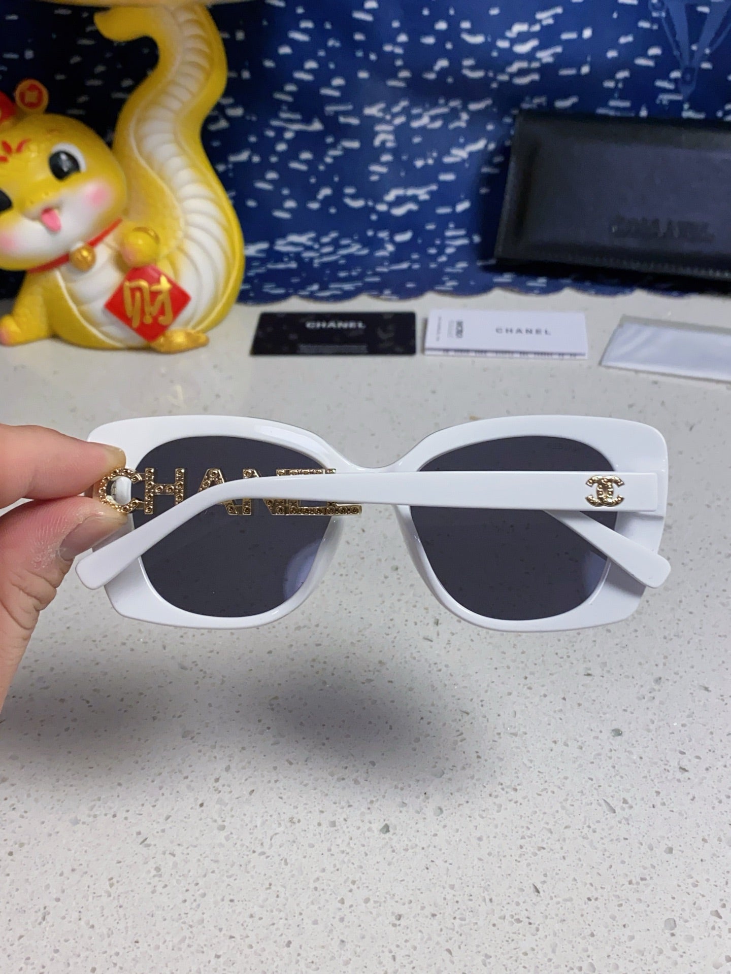 CHANEL BUTTERFLY SUNGLASSES 641814 IN WHITE ACETATE GOLD METAL LOGO