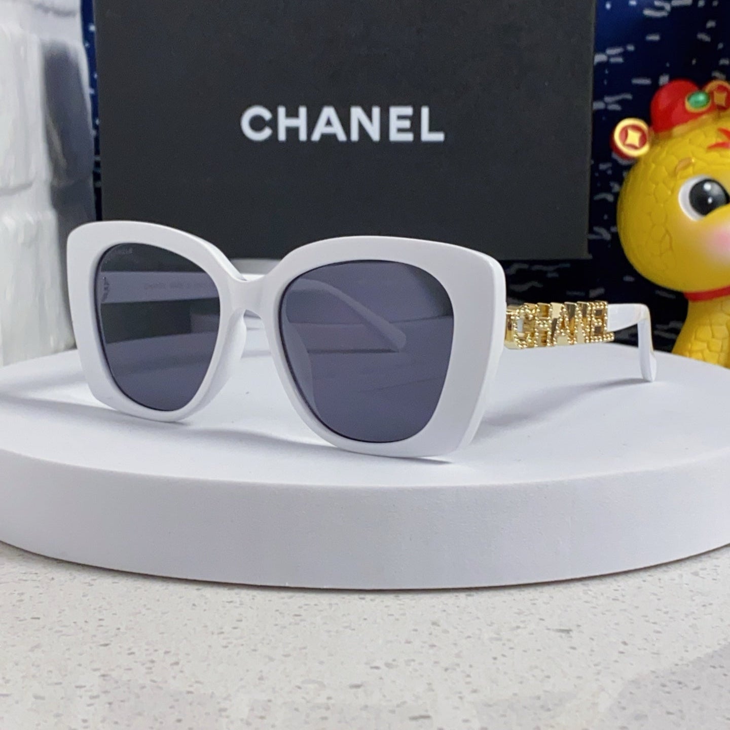 CHANEL BUTTERFLY SUNGLASSES 641814 IN WHITE ACETATE GOLD METAL LOGO