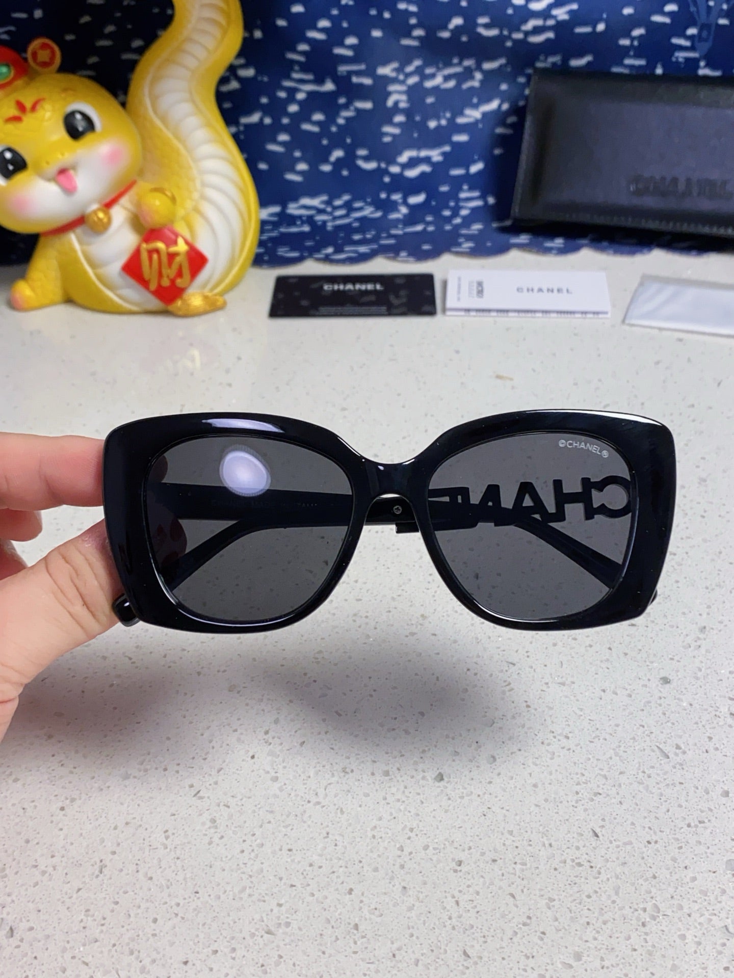 CHANEL BUTTERFLY SUNGLASSES 641817 IN ACETATE BLACK METAL LOGO